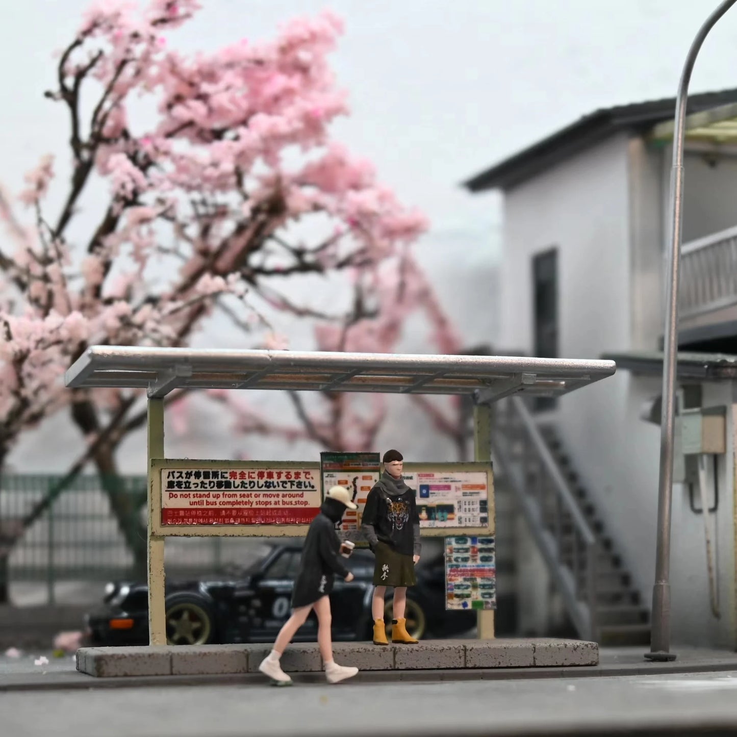 EHC Model 1:64 Scale Figures Waiting Man and Walking Girl Model Dioramas Diecast Miniature Collection