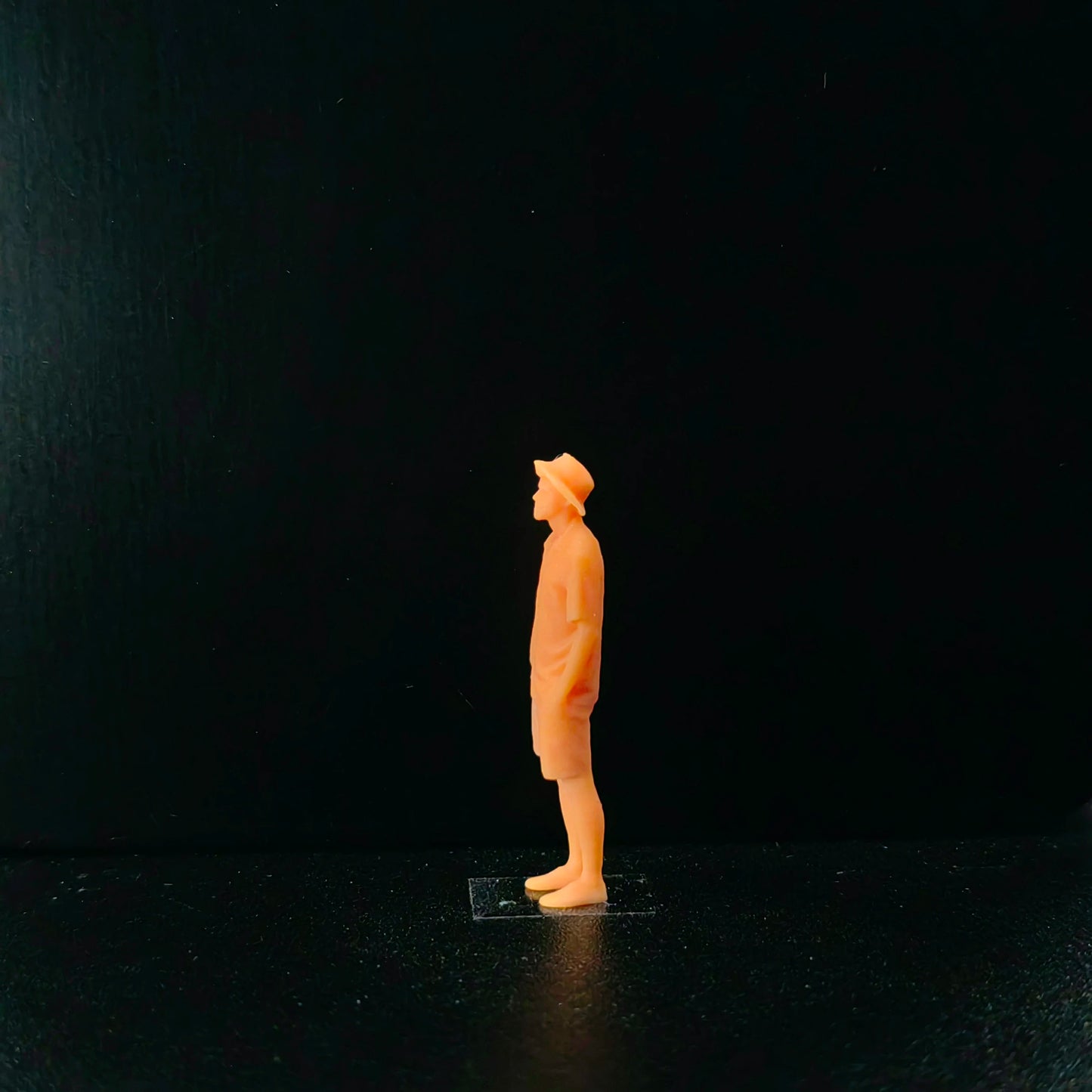 1/64 1/43 Scale Model Resintanding Man with A Hat In His PocketUncolored Miniature Diorama Hand-painted T606