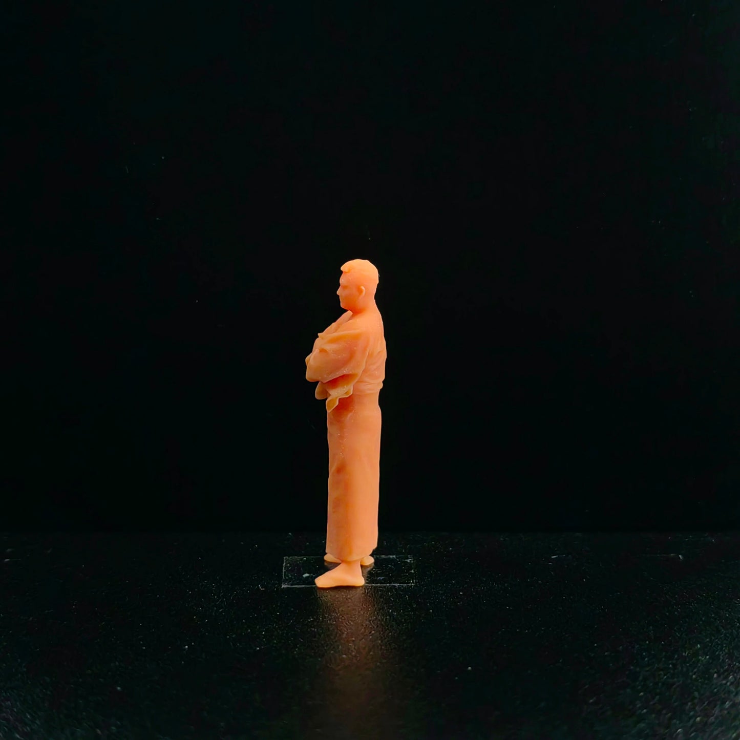 1/64 1/43 Scale Model Resin Standing and Chest Hugging ManUncolored Miniature Diorama Hand-paintedT602