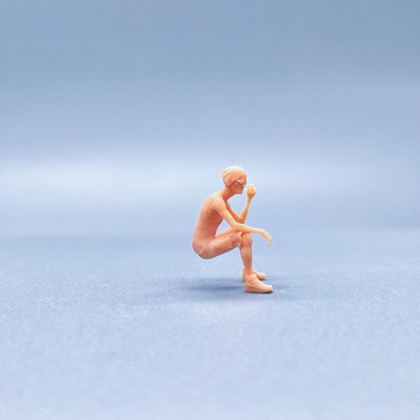 1/64 1/43 Figurines Scale Model Resin An Elderly Person Sitting Smoking Uncolored Miniatures Diorama Hand-painted V719
