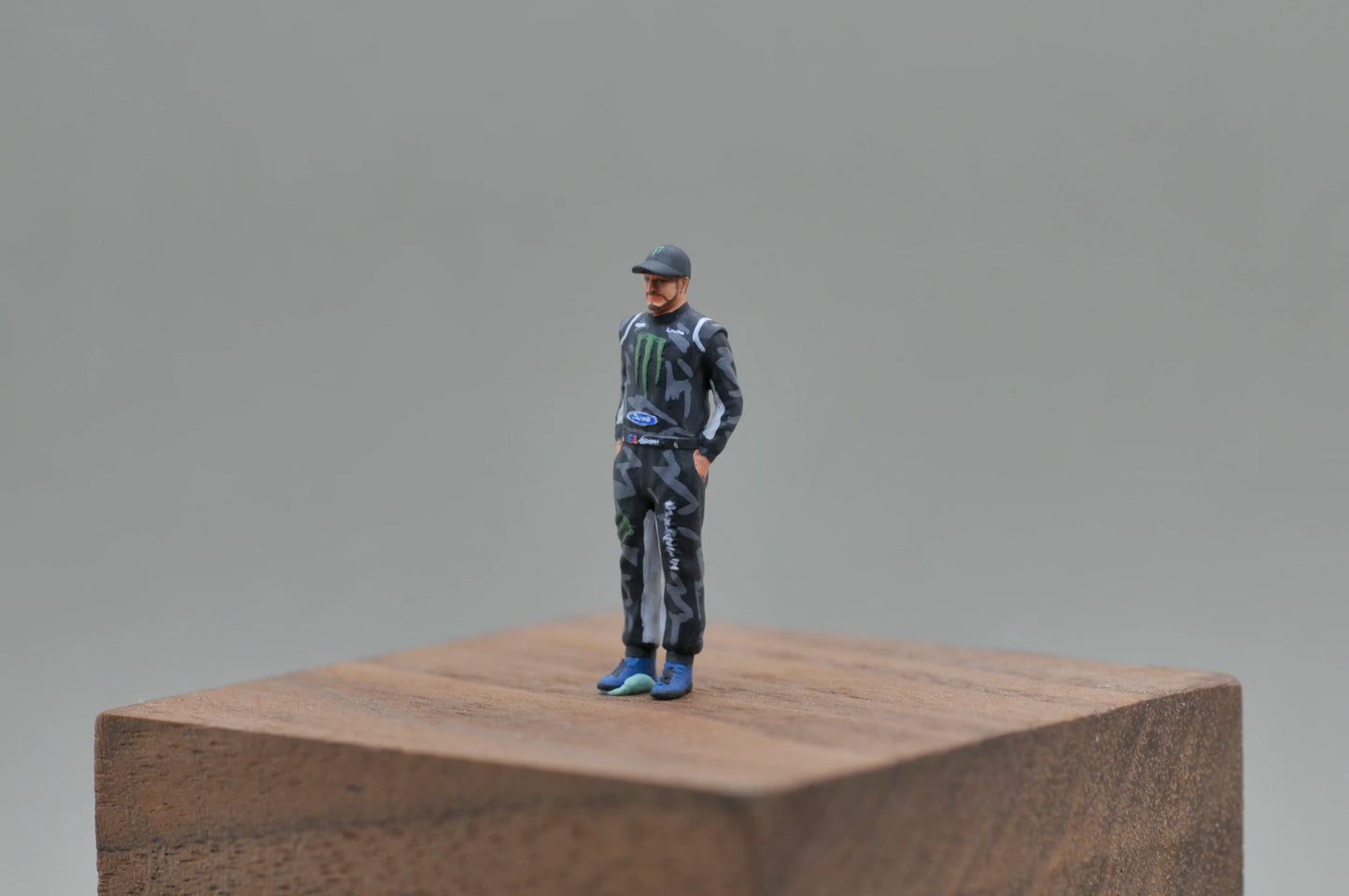 SZ Produced 1/64 diorama doll produced ken block series car model doll ornament