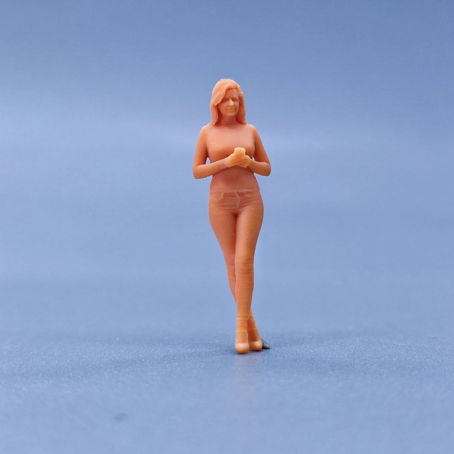 1/64 1/43 Figurines Scale Model Resin Hands Holding Phone, Long Haired Woman Uncolored Miniatures Diorama Hand-painted L135