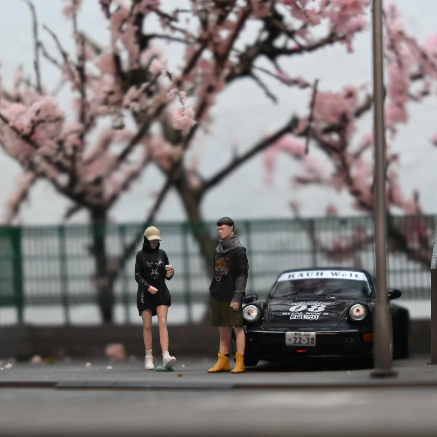 EHC Model 1:64 Scale Figures Waiting Man and Walking Girl Model Dioramas Diecast Miniature Collection