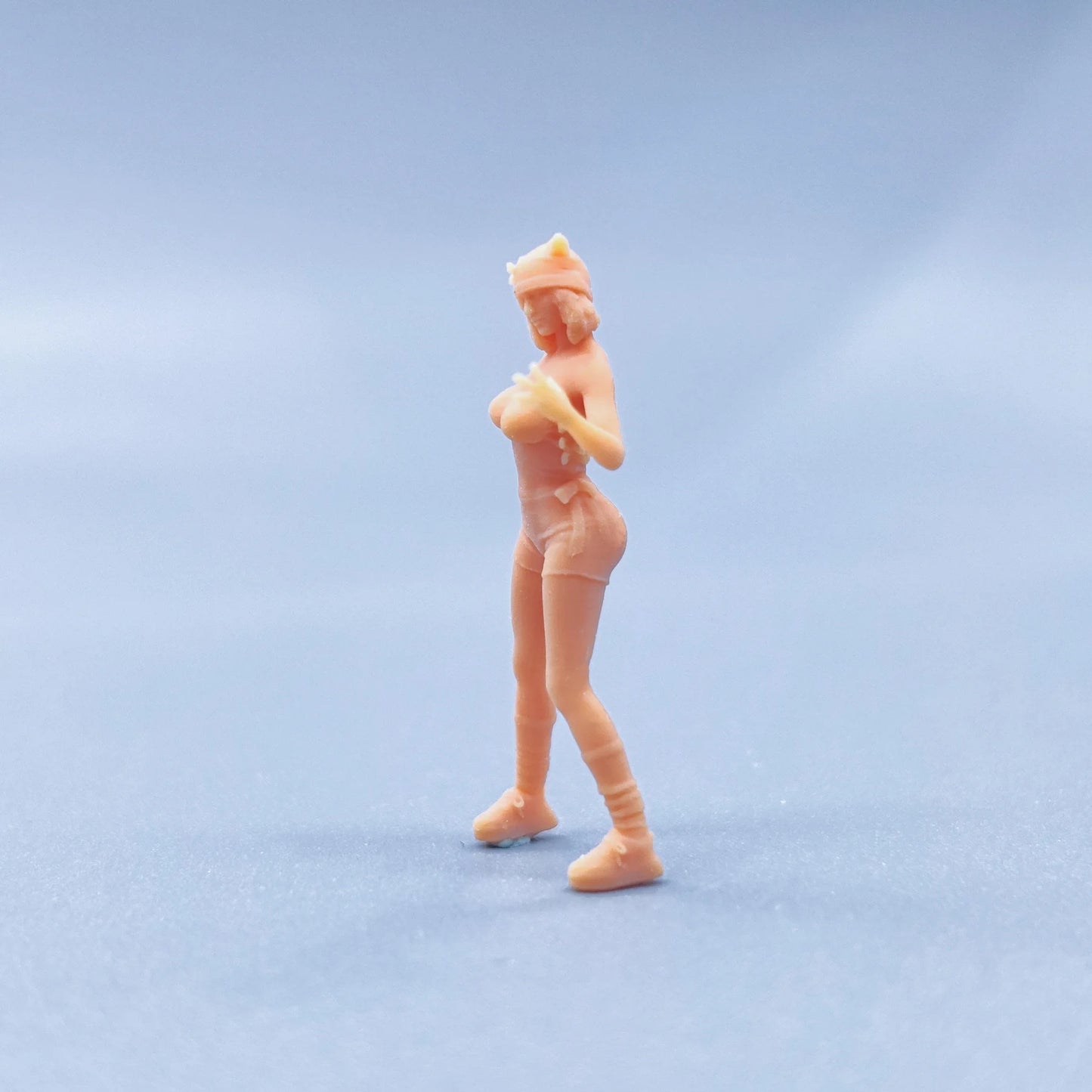 1/64 1/43 Figurines Scale Model Resin The Girl Wearing A Cat Hat Waved Uncolored Miniatures Diorama Hand-painted T926