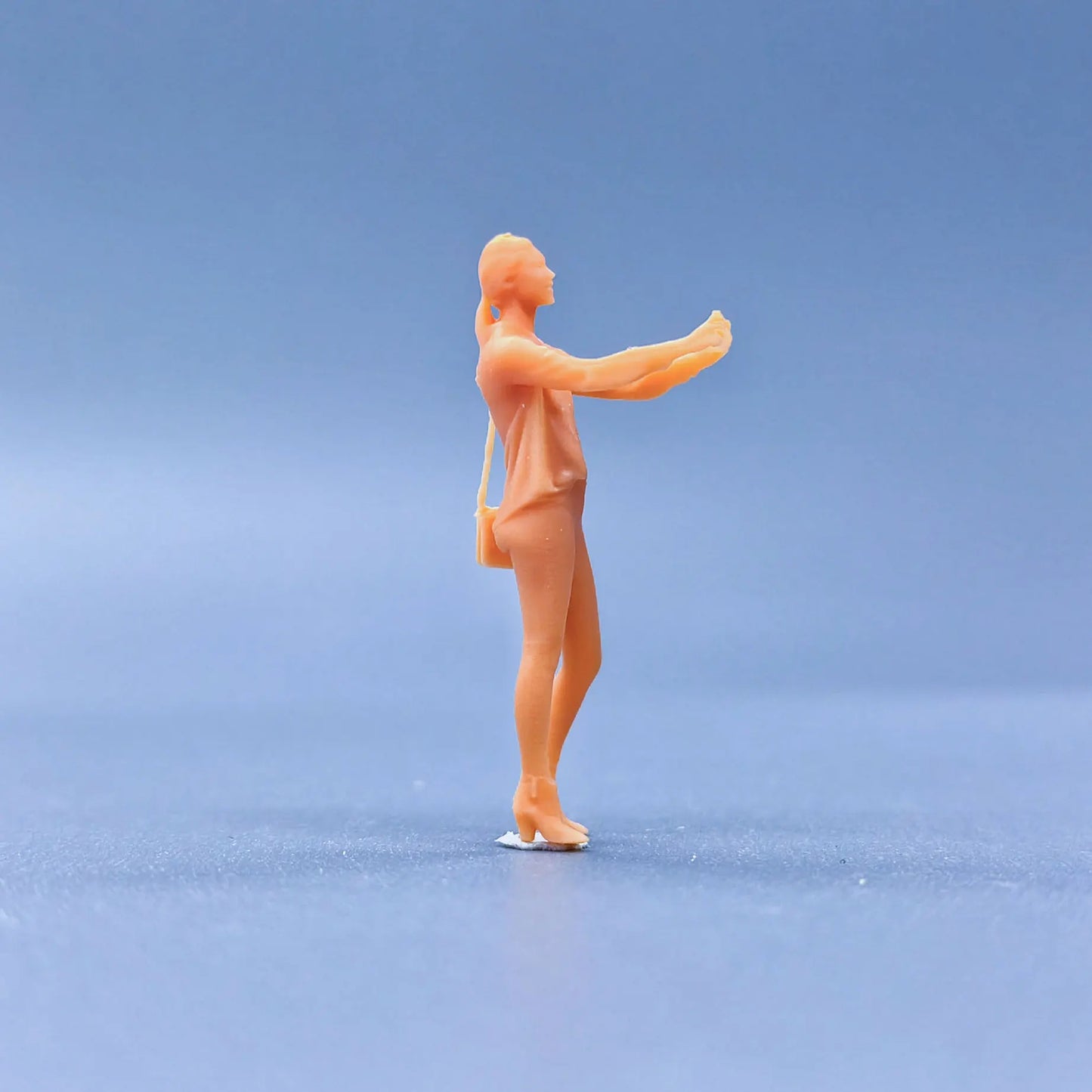 1/64 1/43 Figurines Scale Model Resin Self Portrait with Both Hands, Female Uncolored Miniatures Diorama Hand-painted S203
