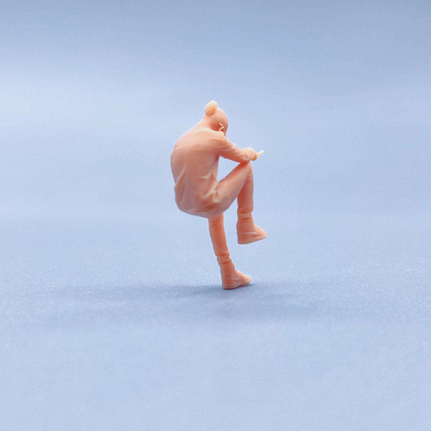 1/64 1/43 Figurines Scale Model Resin Watching Mobile Smoking Male Uncolored Miniatures Diorama Hand-painted V421