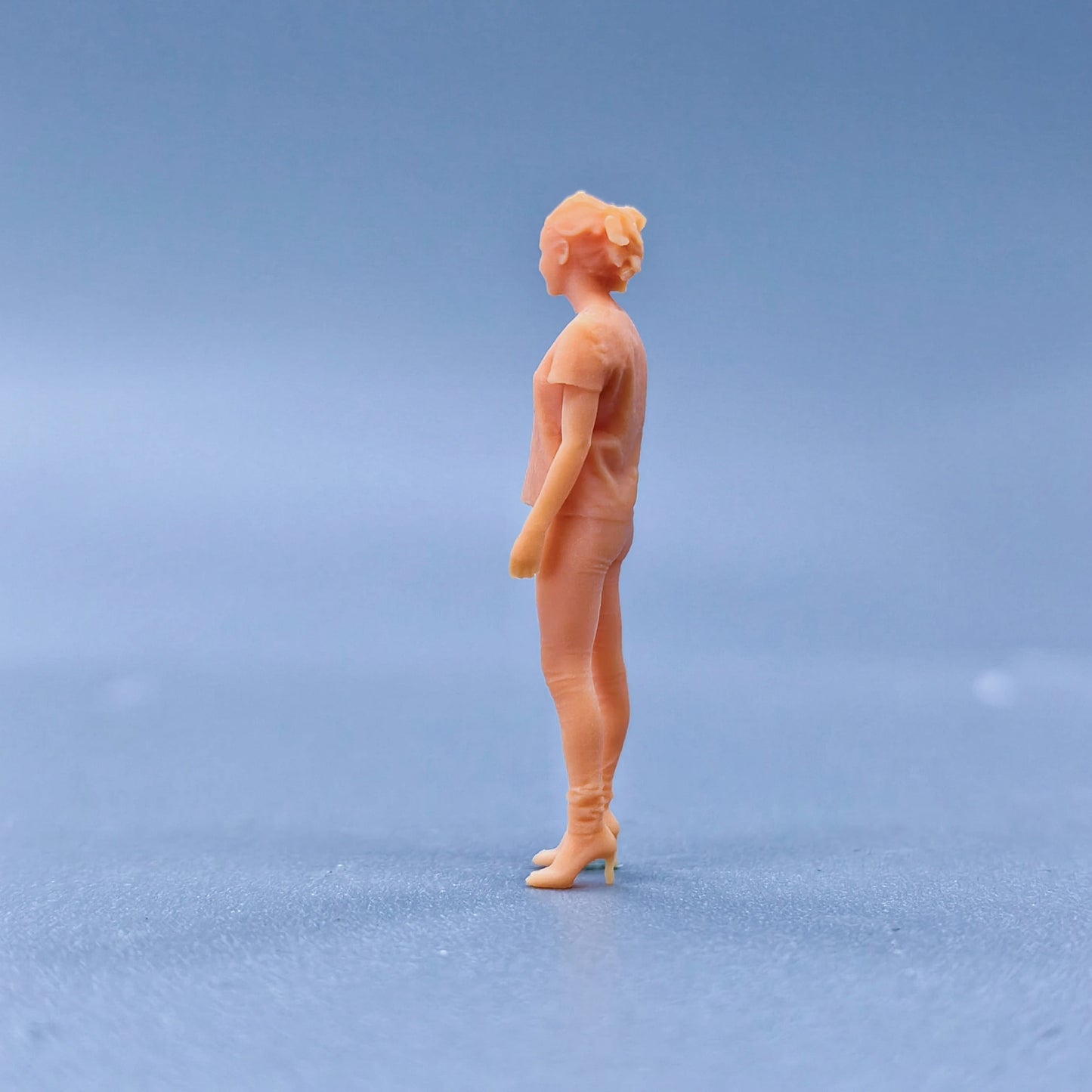 1/64 1/43 Figurines Scale Model Resin Girl Wearing Short Sleeves Uncolored Miniatures Diorama Hand-painted L316