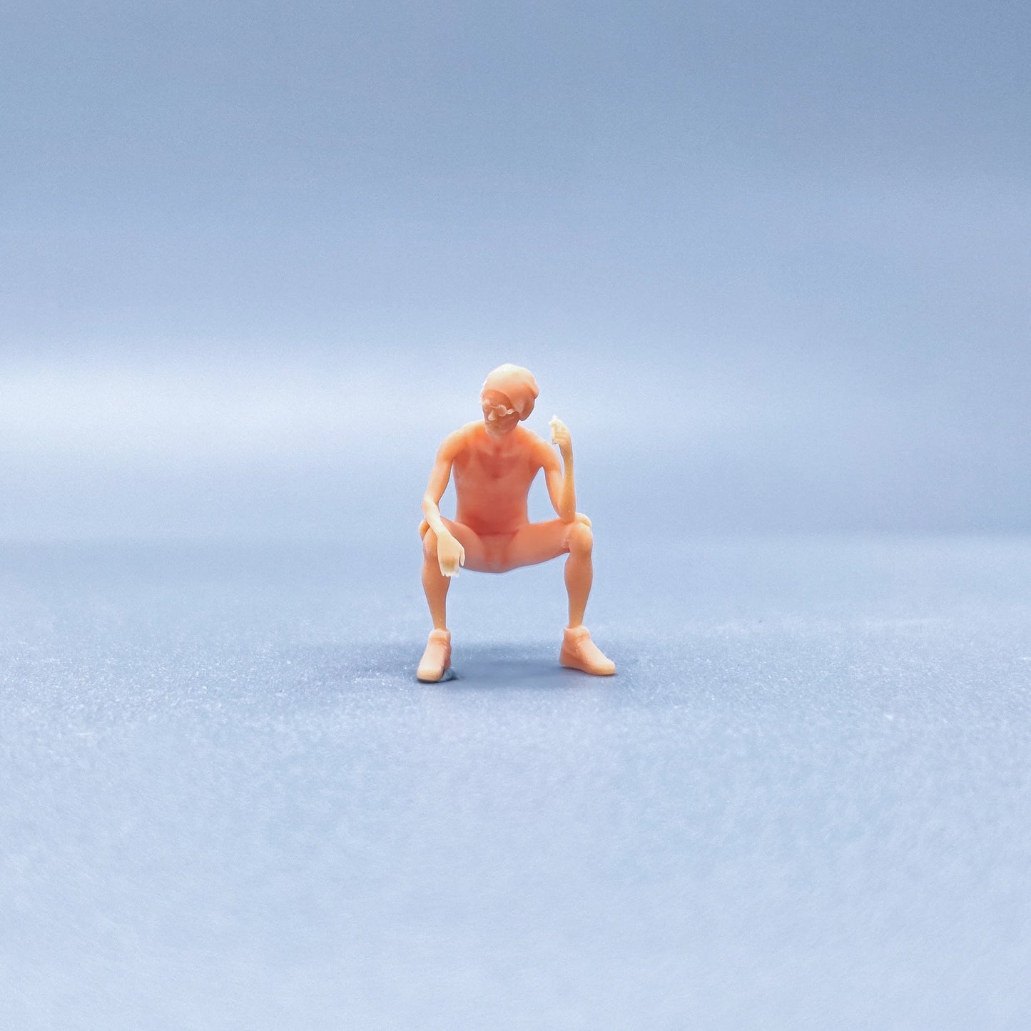 1/64 1/43 Figurines Scale Model Resin An Elderly Person Sitting Smoking Uncolored Miniatures Diorama Hand-painted V719