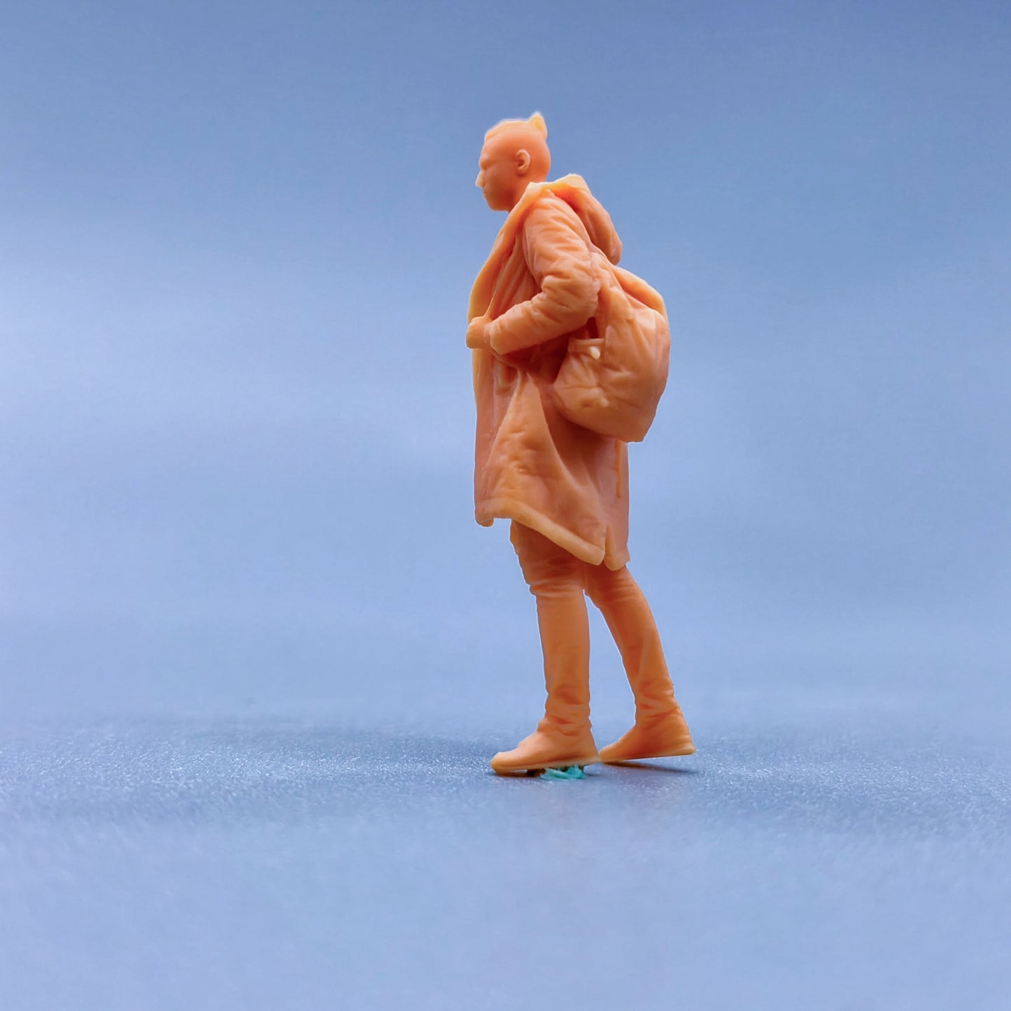 1/64 1/43 Figurines Scale Model Resin A Man Wearing A Coat and Traveling Uncolored Miniatures Diorama Hand-painted L234