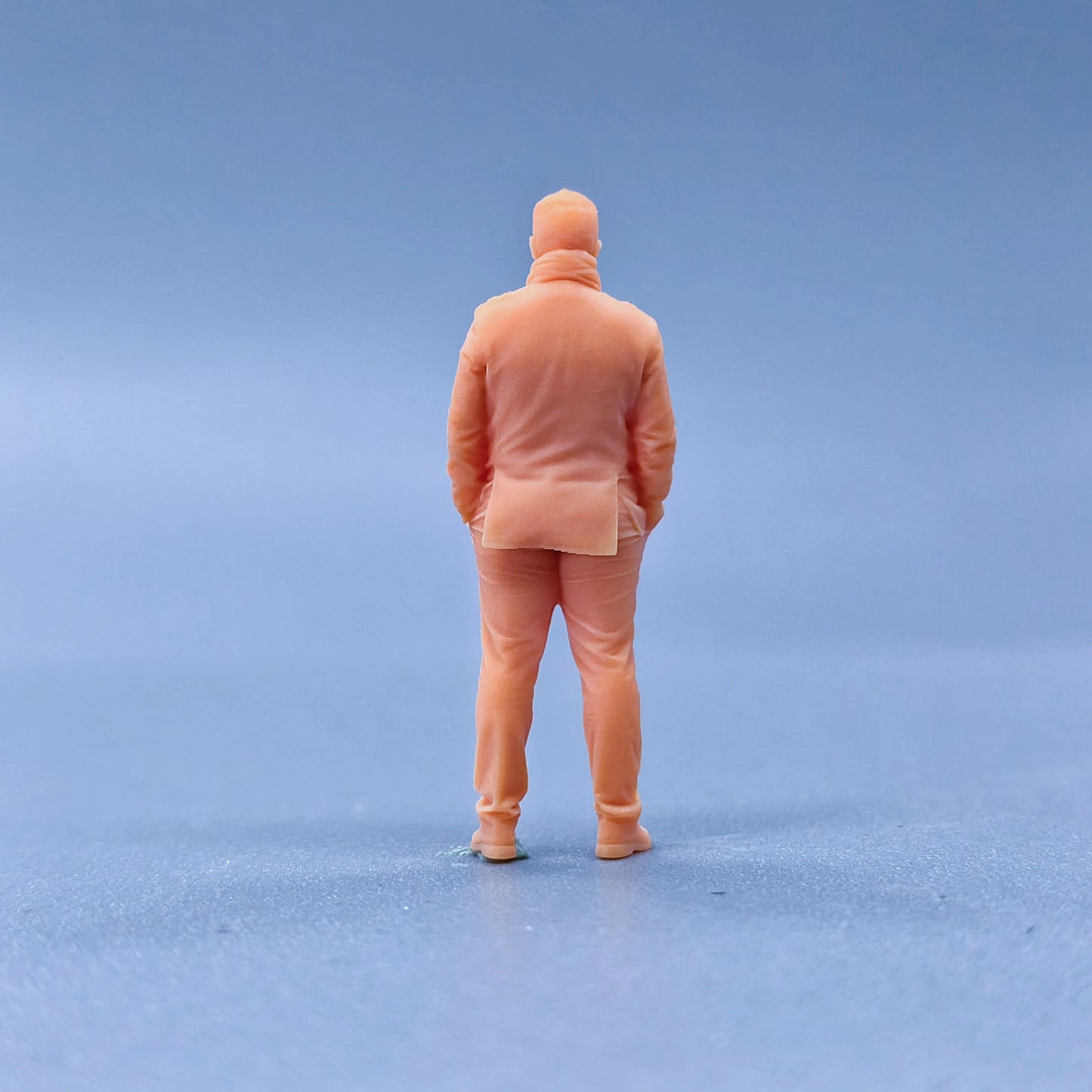 1/64 1/43 Figurines Scale Model Resin Men with Both Hands in Pockets and Scarves Uncolored Miniatures Diorama Hand-painted L308