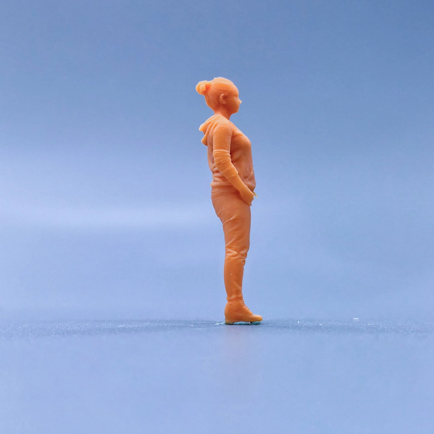 1/64 1/43 Figurines Scale Model Resin Two Handed Bag Insertion Girl Uncolored Miniatures Diorama Hand-painted L104