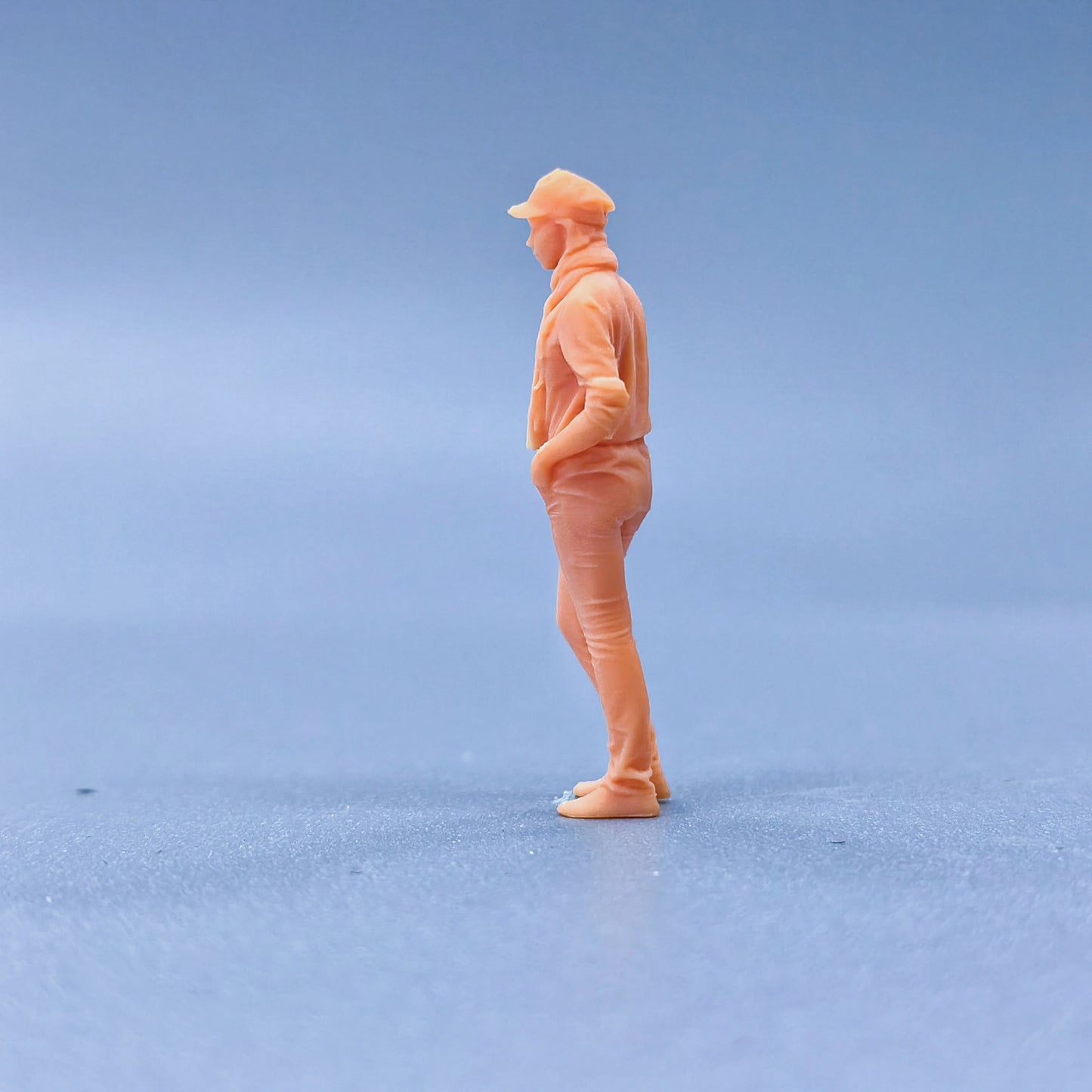 1/64 1/43 Figurines Scale Model Resin Girl Wearing A Hat and Scarf Uncolored Miniatures Diorama Hand-painted L307