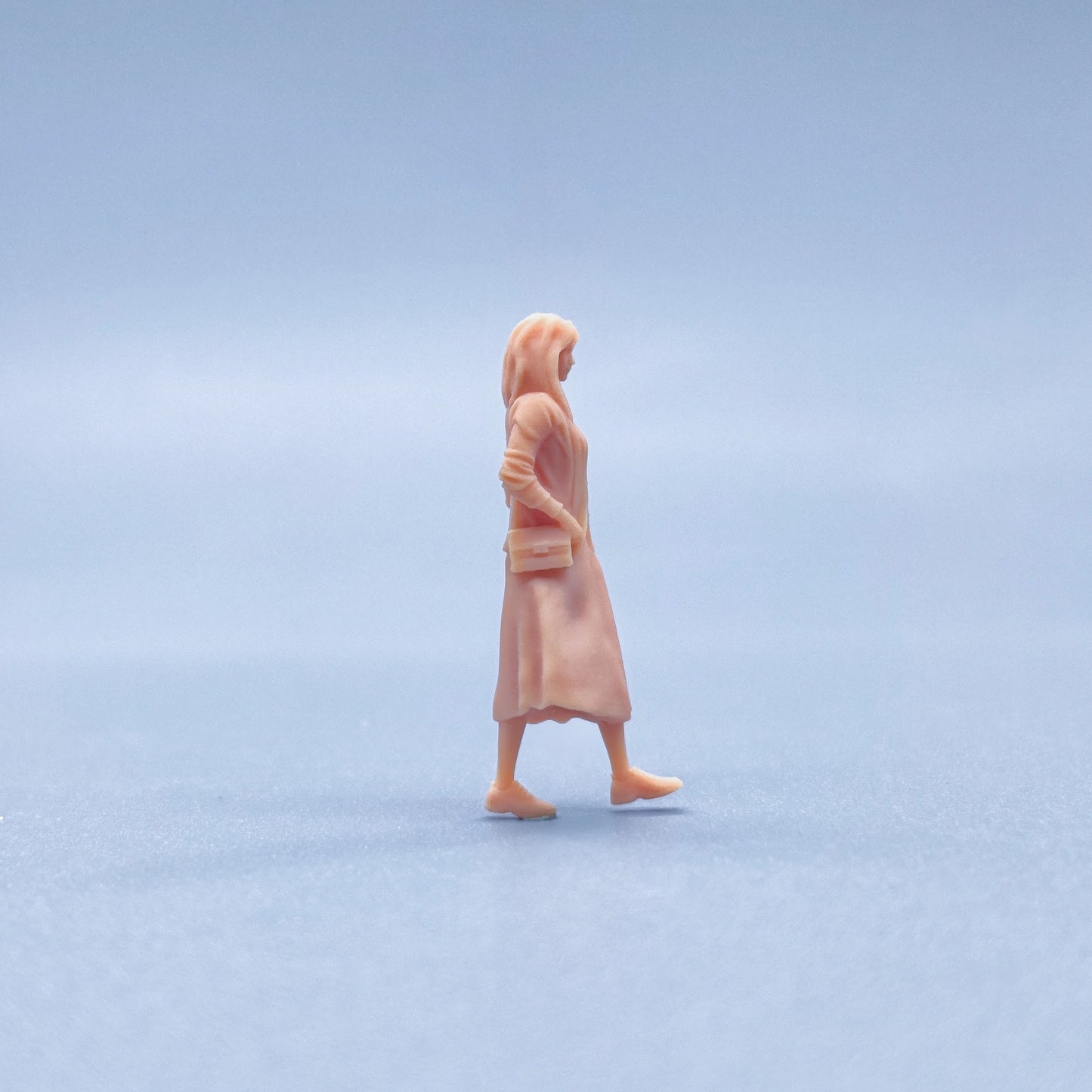 1/64 1/43 Figurines Scale Model Resin Long Skirt Shoulder Bag for Women Uncolored Miniatures Diorama Hand-painted V419