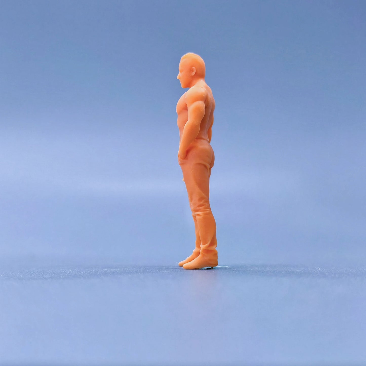1/64 1/43 Figurines Scale Model Resin A Muscular Man Holding A Pistol Uncolored Miniatures Diorama Hand-painted L111
