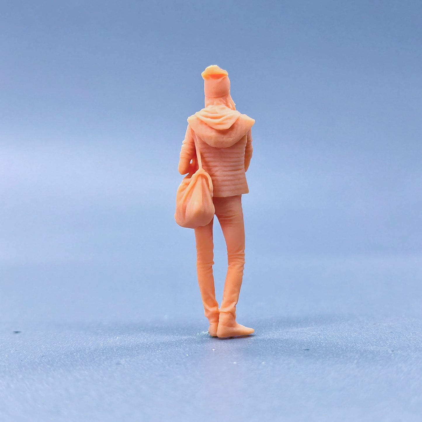 1/64 1/43 Figurines Scale Model Resin A woman carrying a bag on her back Uncolored Miniatures Diorama Hand-painted L311