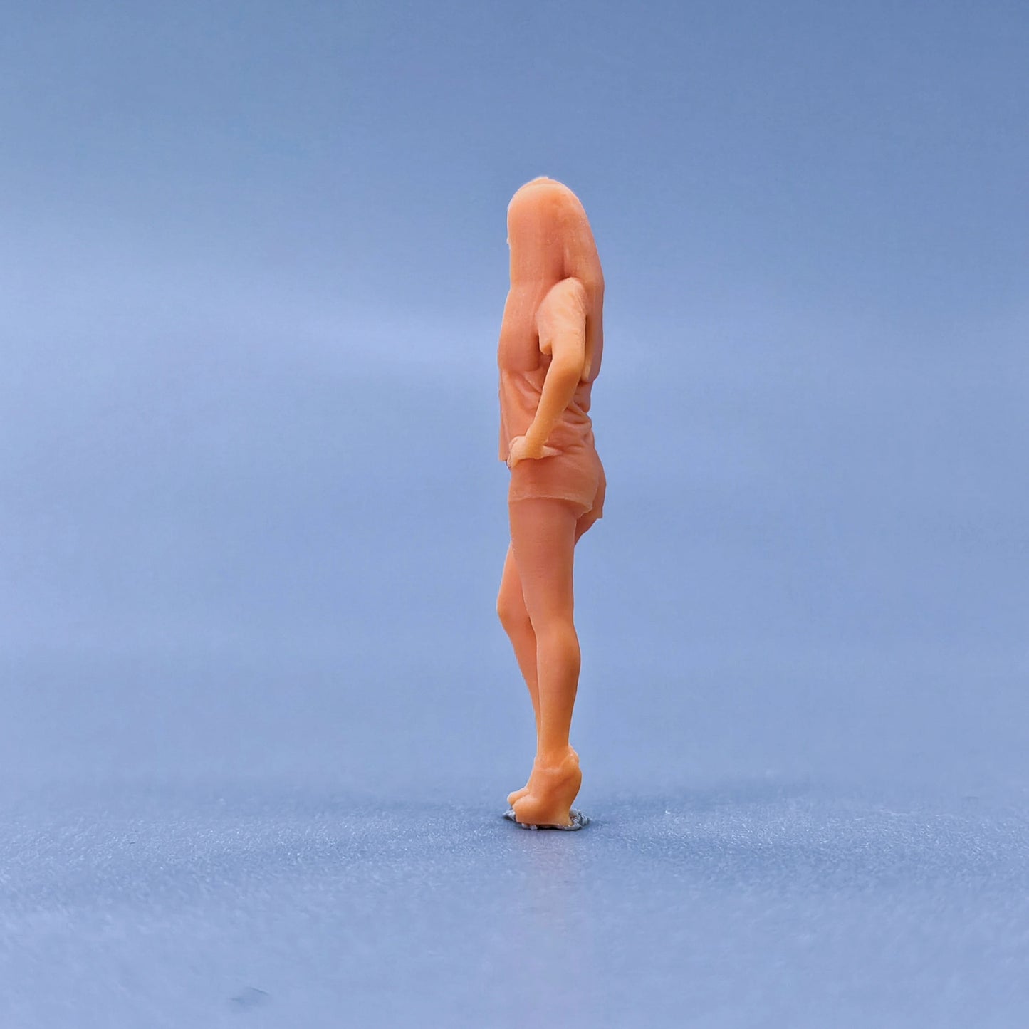 1/64 1/43 Figurines Scale Model Resin Girl Wearing Short Jeans with Long Hair Uncolored Miniatures Diorama Hand-painted L215