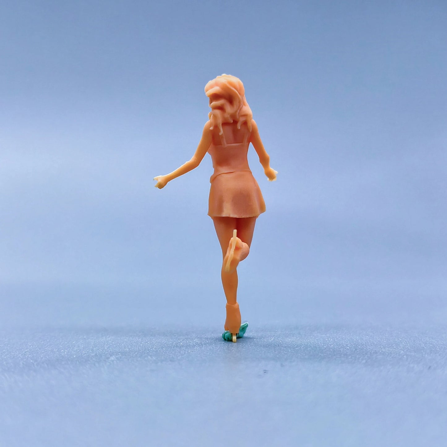 1/64 1/43 Figurines Scale Model Resin A Woman Wearing Ice Skates Uncolored Miniatures Diorama Hand-painted L226