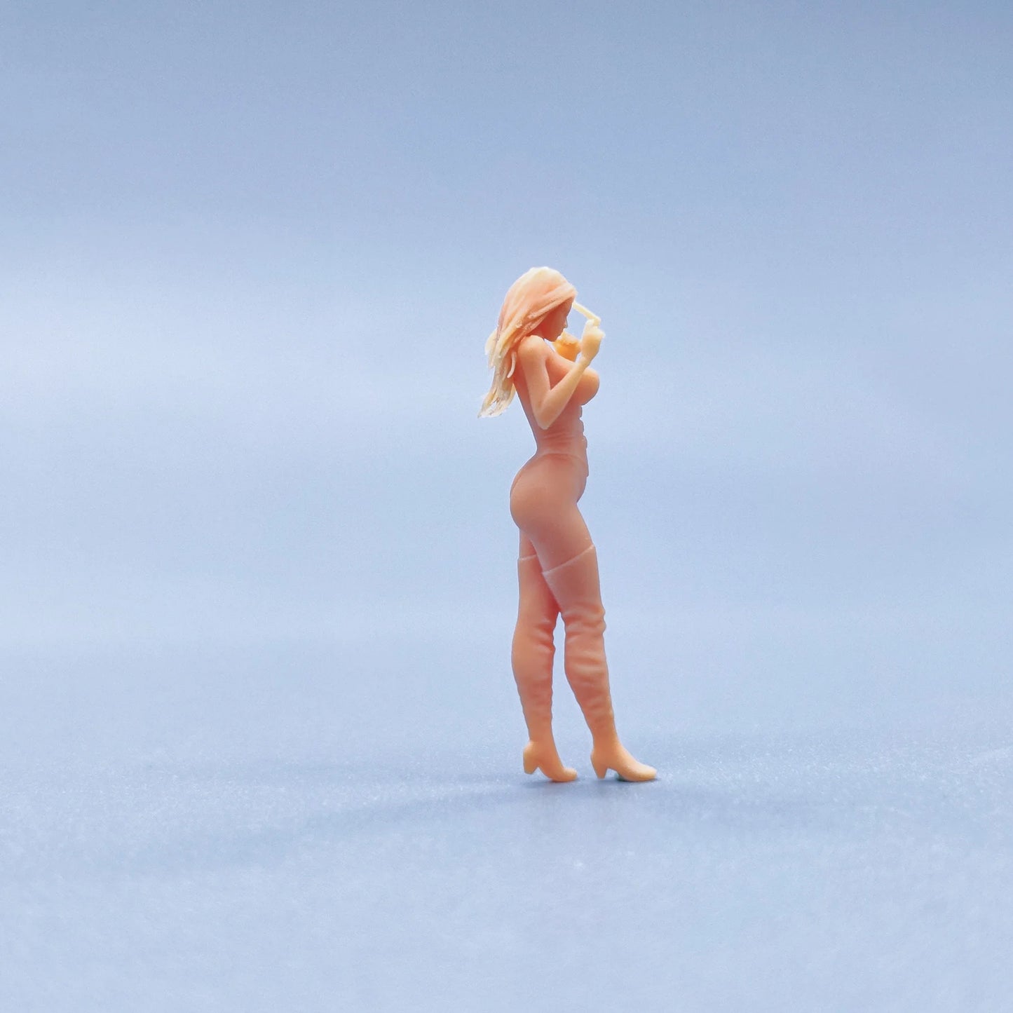 1/64 1/43 Figurines Scale Model Resin A Woman Standing with Sunglasses Uncolored Miniatures Diorama Hand-painted V212