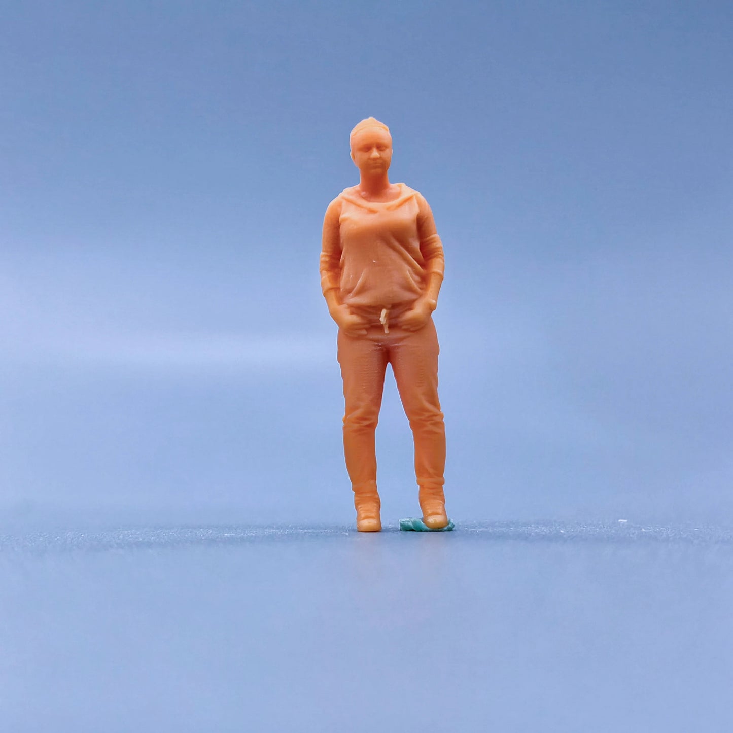 1/64 1/43 Figurines Scale Model Resin Two Handed Bag Insertion Girl Uncolored Miniatures Diorama Hand-painted L104