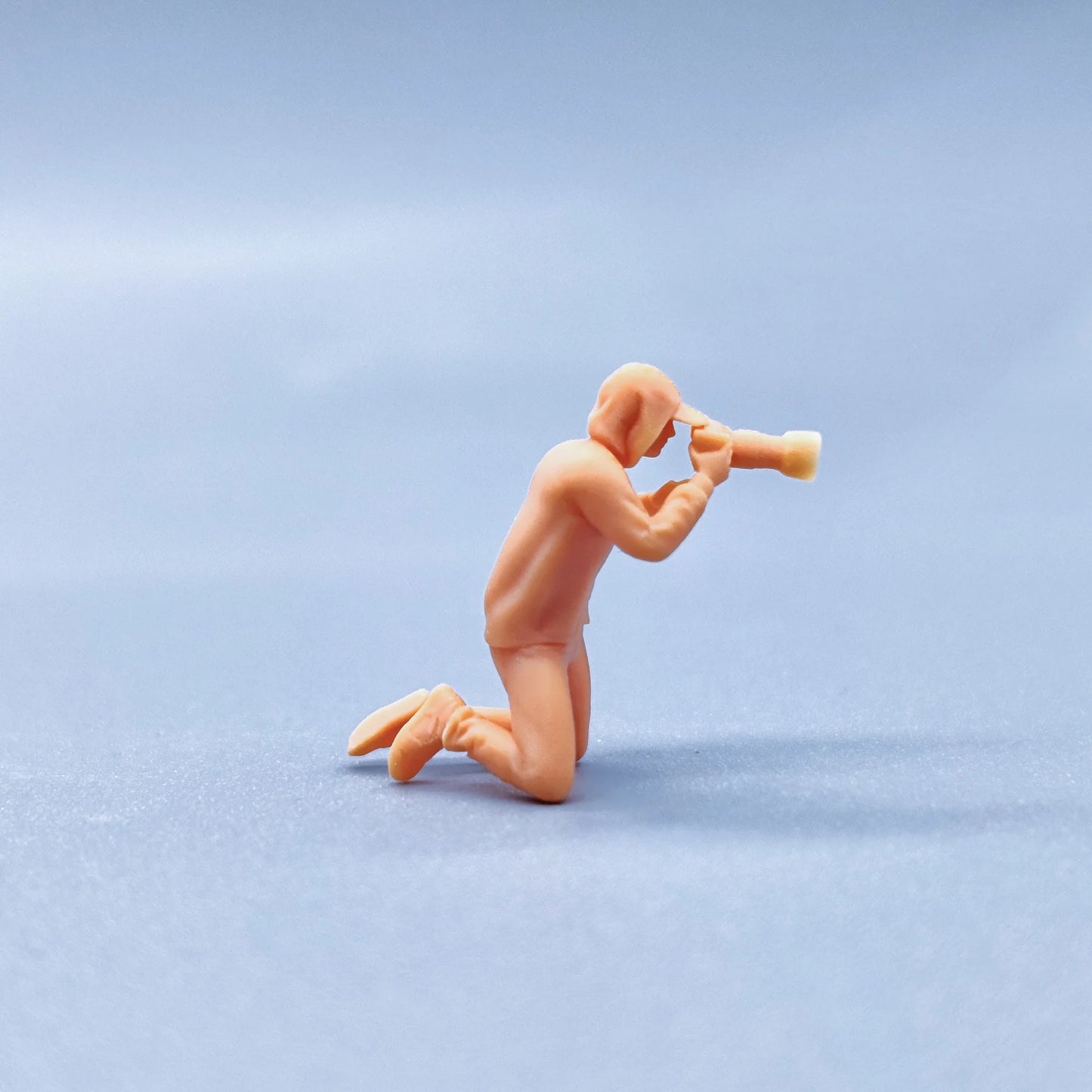 1/64 1/43 Figurines Scale Model Resin Kneeling Long Head Camera Photographer Uncolored Miniatures Diorama Hand-painted T833