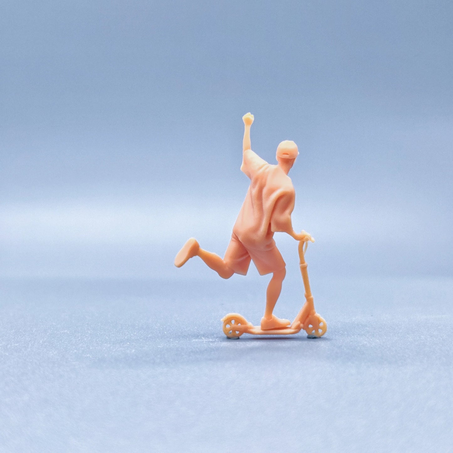 1/64 1/43 Figurines Scale Model Resin Young Man Playing on A Scooter Uncolored Miniatures Diorama Hand-painted V717