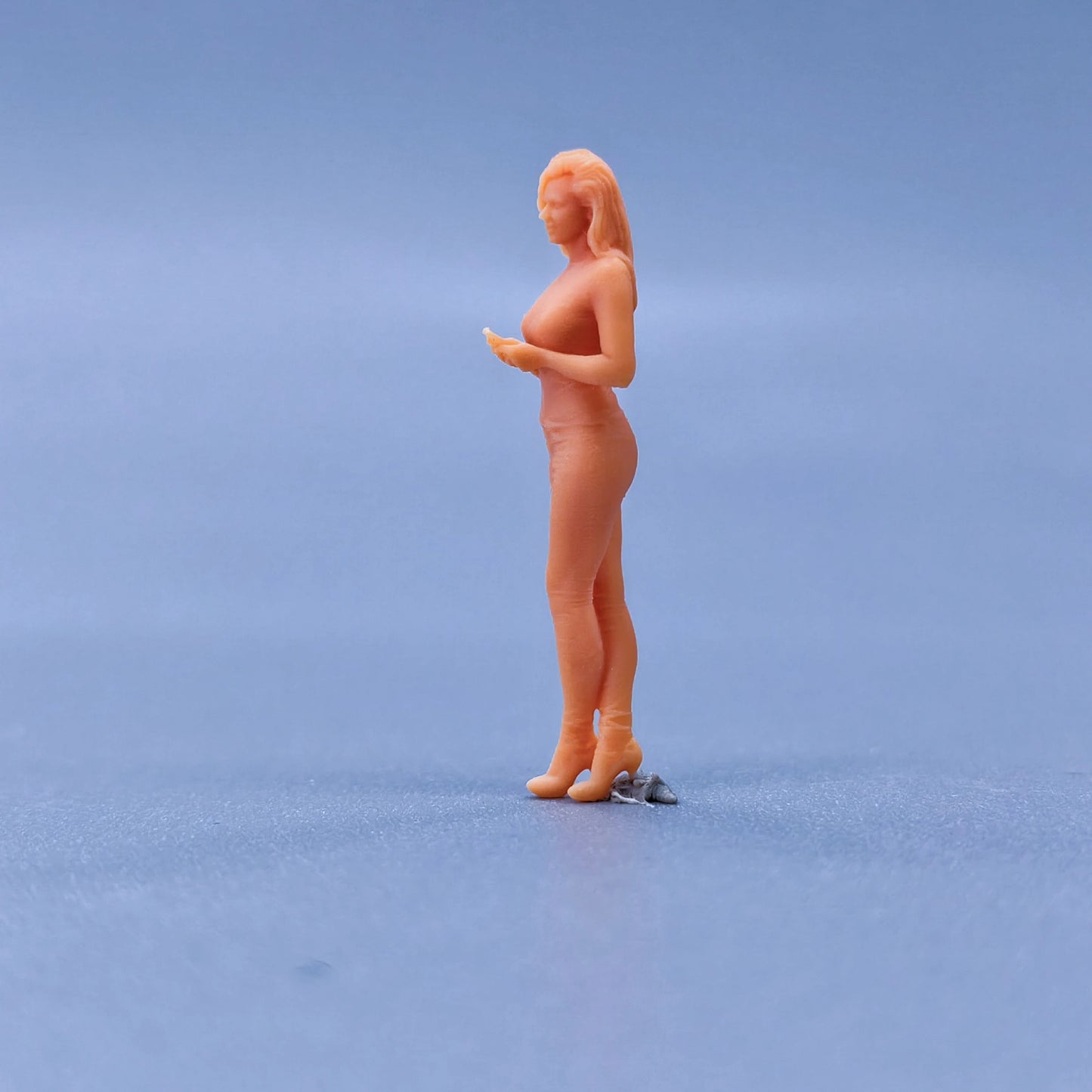 1/64 1/43 Figurines Scale Model Resin Hands Holding Phone, Long Haired Woman Uncolored Miniatures Diorama Hand-painted L135
