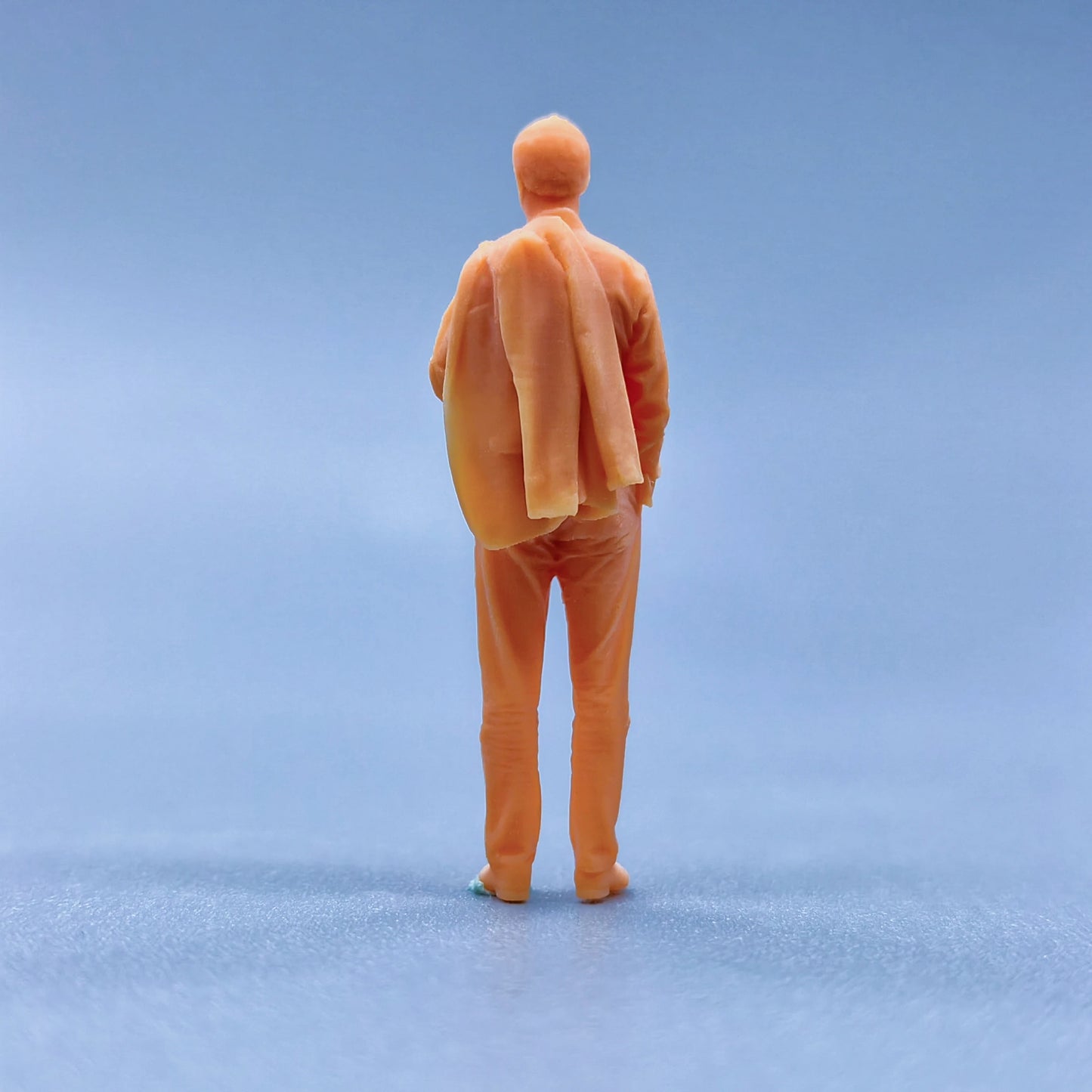 1/64 1/43 Figurines Scale Model Resin A Man with A Coat on His Shoulder Uncolored Miniatures Diorama Hand-painted L235