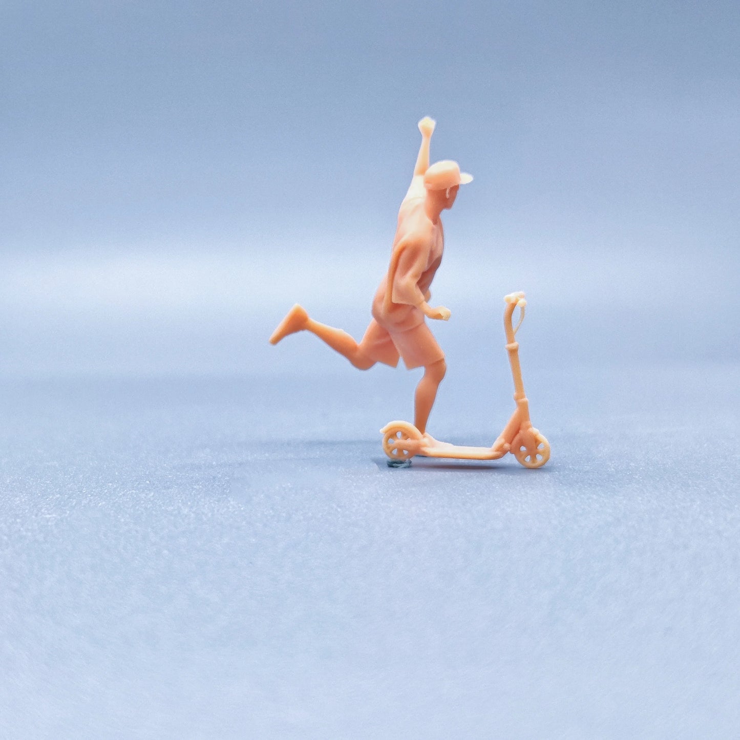 1/64 1/43 Figurines Scale Model Resin Young Man Playing on A Scooter Uncolored Miniatures Diorama Hand-painted V717