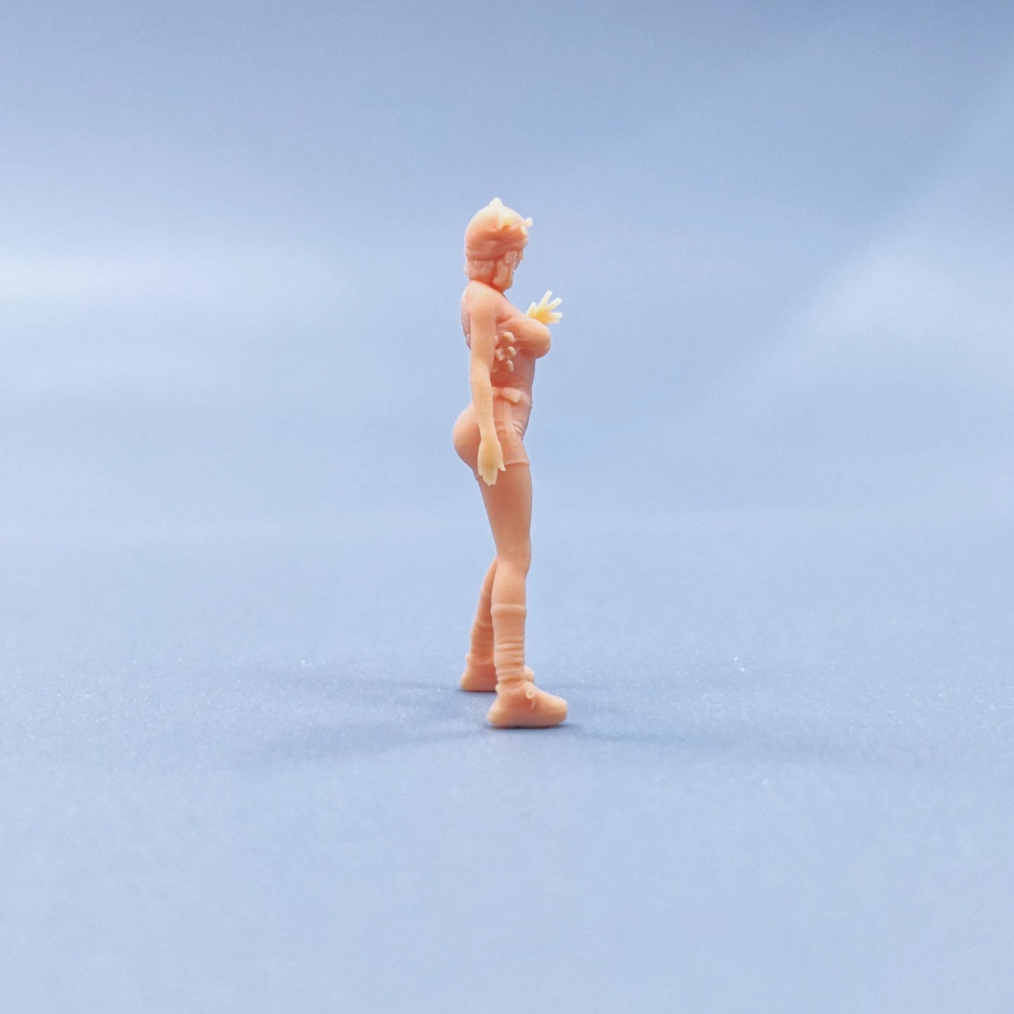 1/64 1/43 Figurines Scale Model Resin The Girl Wearing A Cat Hat Waved Uncolored Miniatures Diorama Hand-painted T926