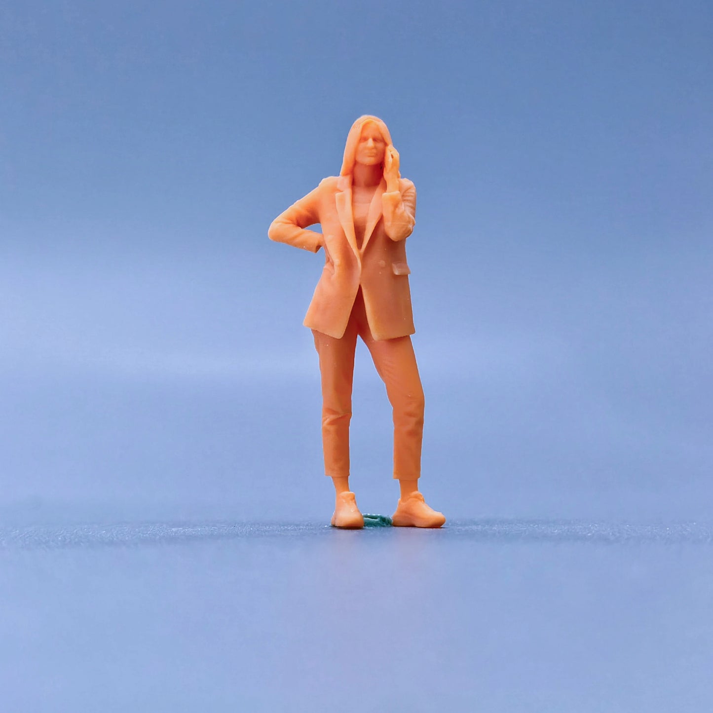 1/64 1/43 Figurines Scale Model Resin Telephone Woman Uncolored Miniatures Diorama Hand-painted L109