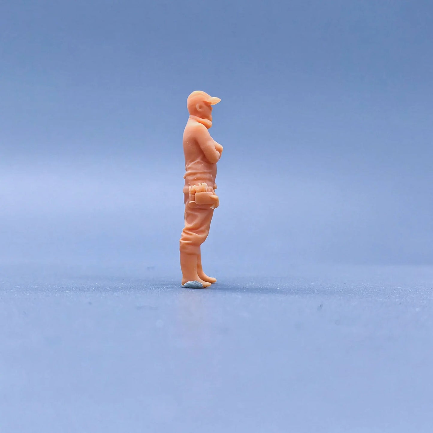 1/64 1/43 Scale Model Resin The Architectural Engineer Holds His Chest and WatchesUncolored Miniature Diorama Hand-painted S705