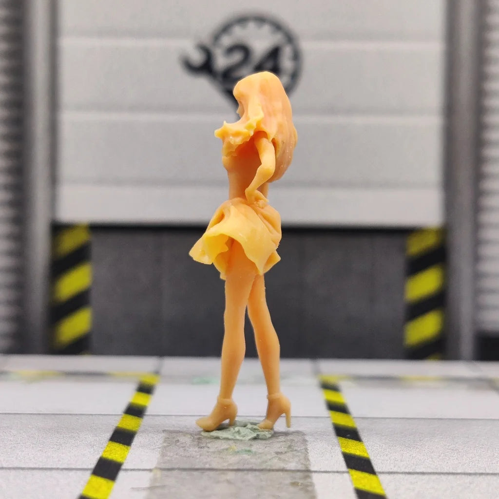 1/64 1/43 Scale Model Resin A Tall Girl with Long Hair Walking In The WindUncolored Miniature Diorama Hand-painted T211