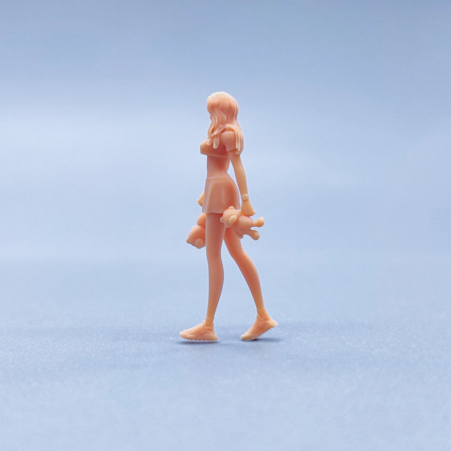 1/64 1/43 Figurines Scale Model Resin Long Haired Girl with Dolls Uncolored Miniatures Diorama Hand-painted V426