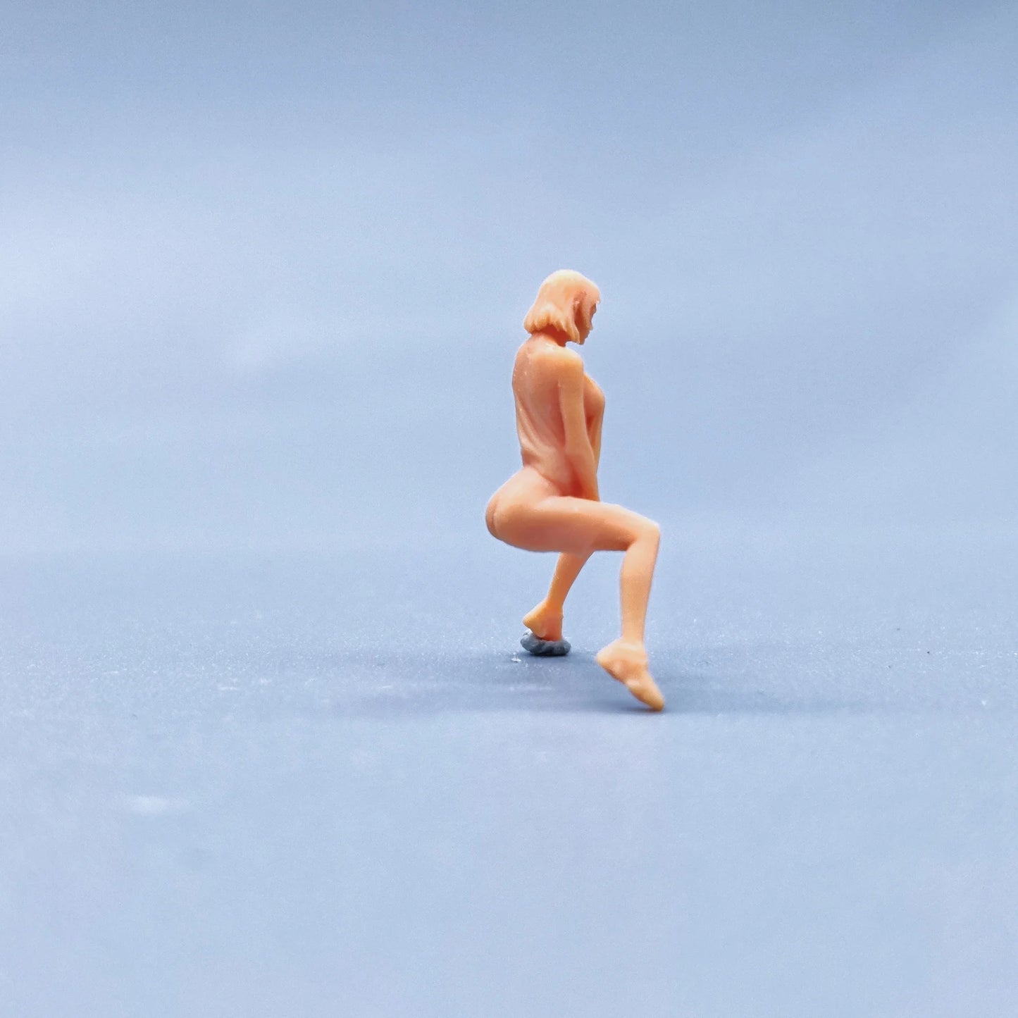 1/64 1/43 Figurines Scale Model Resin Girl Pulling Clothes and Shorts Uncolored Miniatures Diorama Hand-painted S746