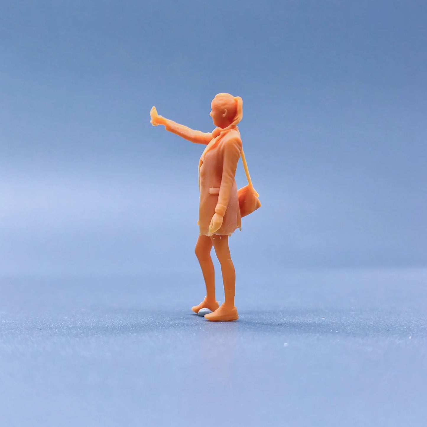 1/64 1/43 Figurines Scale Model One Handed Selfie with Satchel Headset Female Uncolored Miniatures Diorama Hand-painted S204