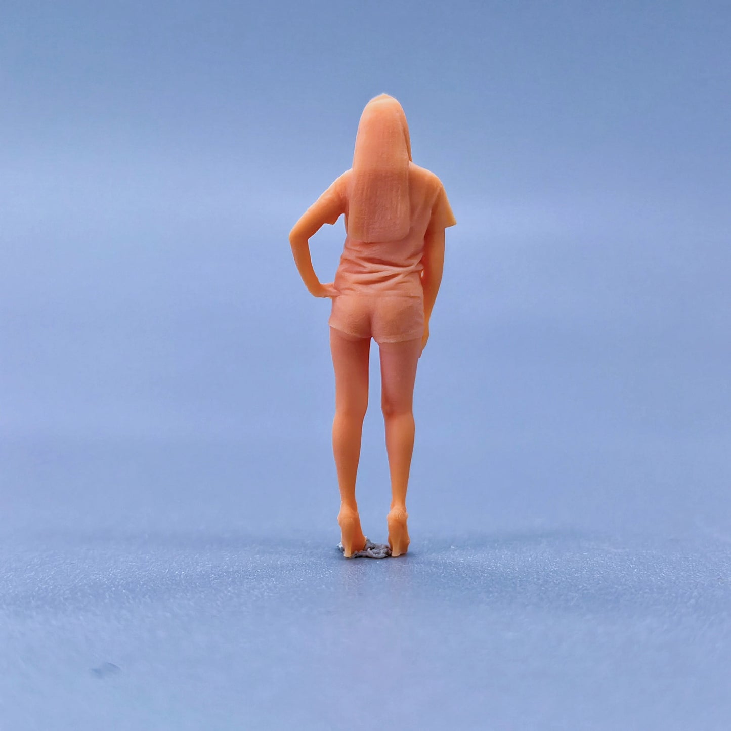 1/64 1/43 Figurines Scale Model Resin Girl Wearing Short Jeans with Long Hair Uncolored Miniatures Diorama Hand-painted L215