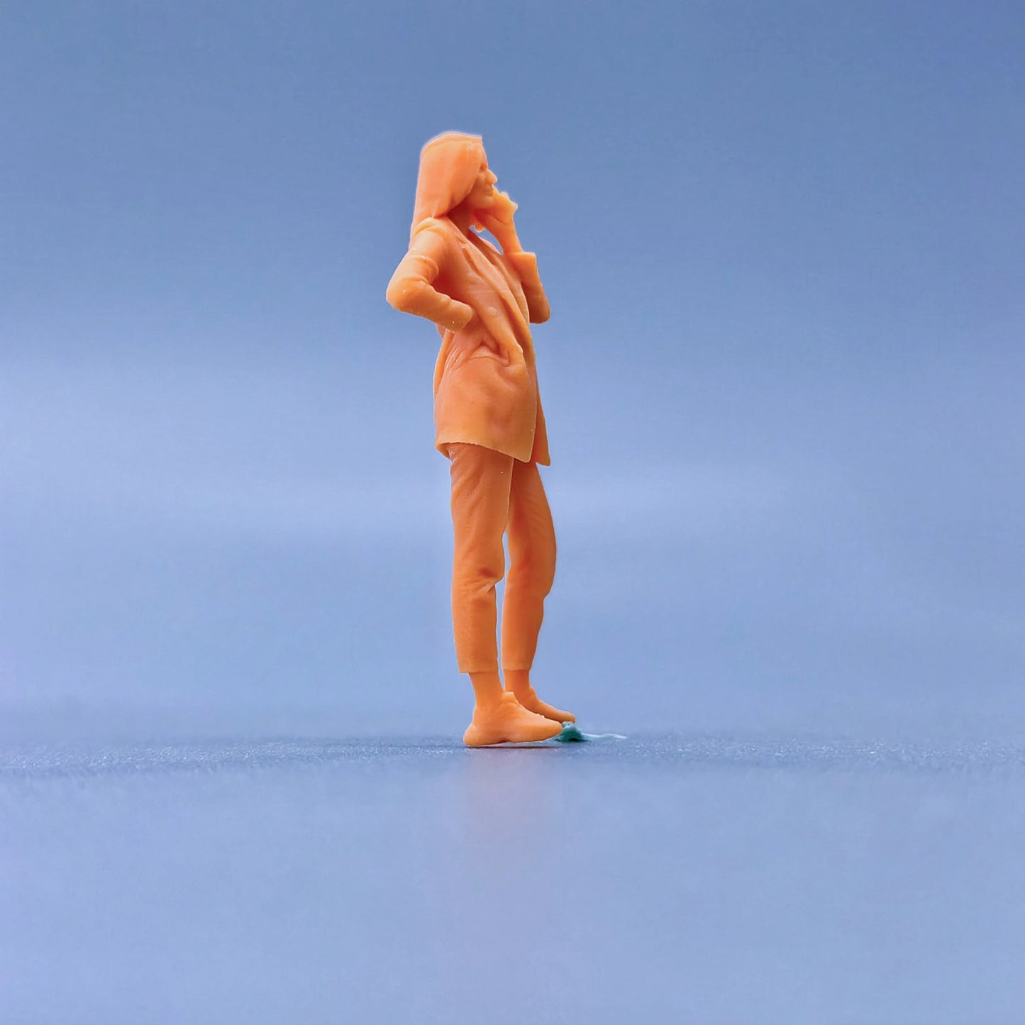 1/64 1/43 Figurines Scale Model Resin Telephone Woman Uncolored Miniatures Diorama Hand-painted L109