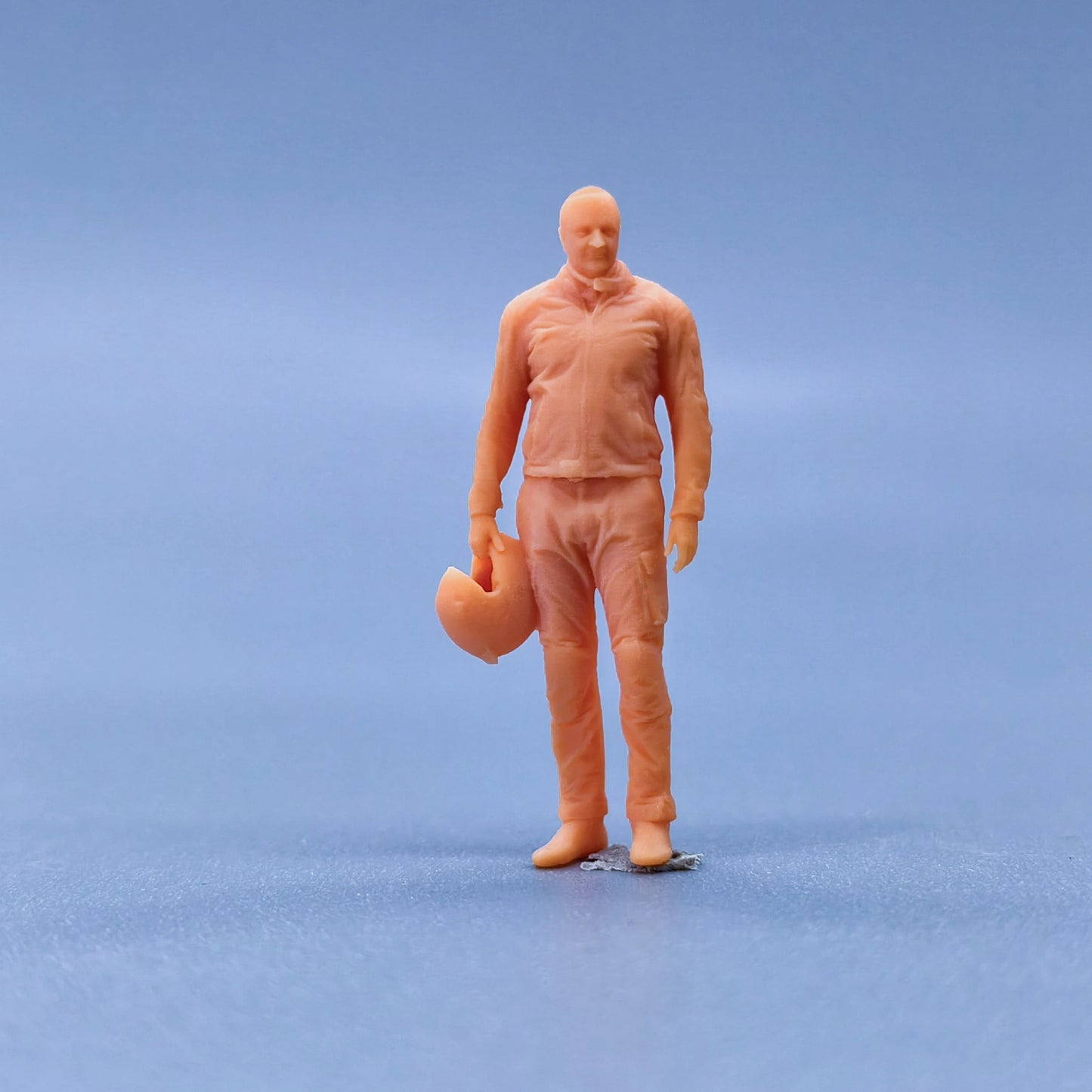 1/64 1/43 Figurines Scale Model Resin Male Driver Standing with Helmet In Hand Uncolored Miniatures Diorama Hand-painted L210