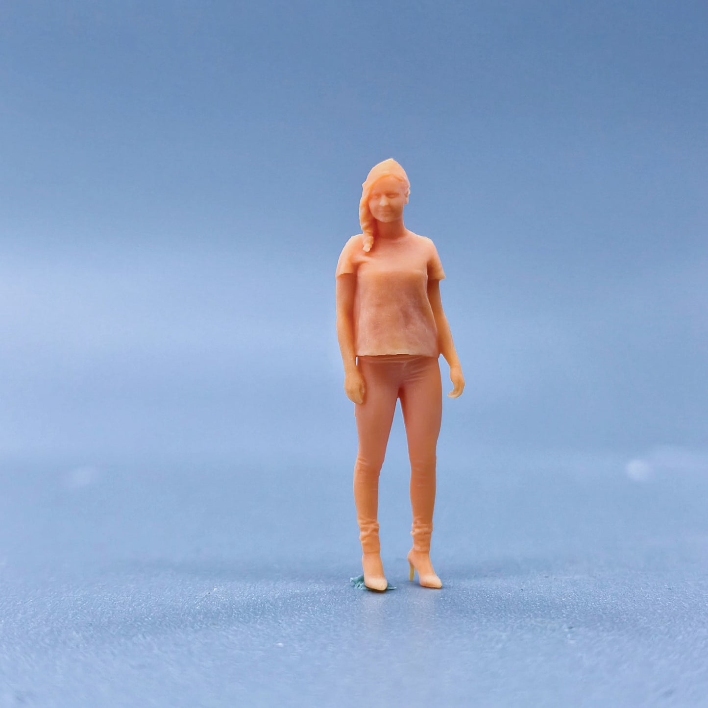1/64 1/43 Figurines Scale Model Resin Girl Wearing Short Sleeves Uncolored Miniatures Diorama Hand-painted L316