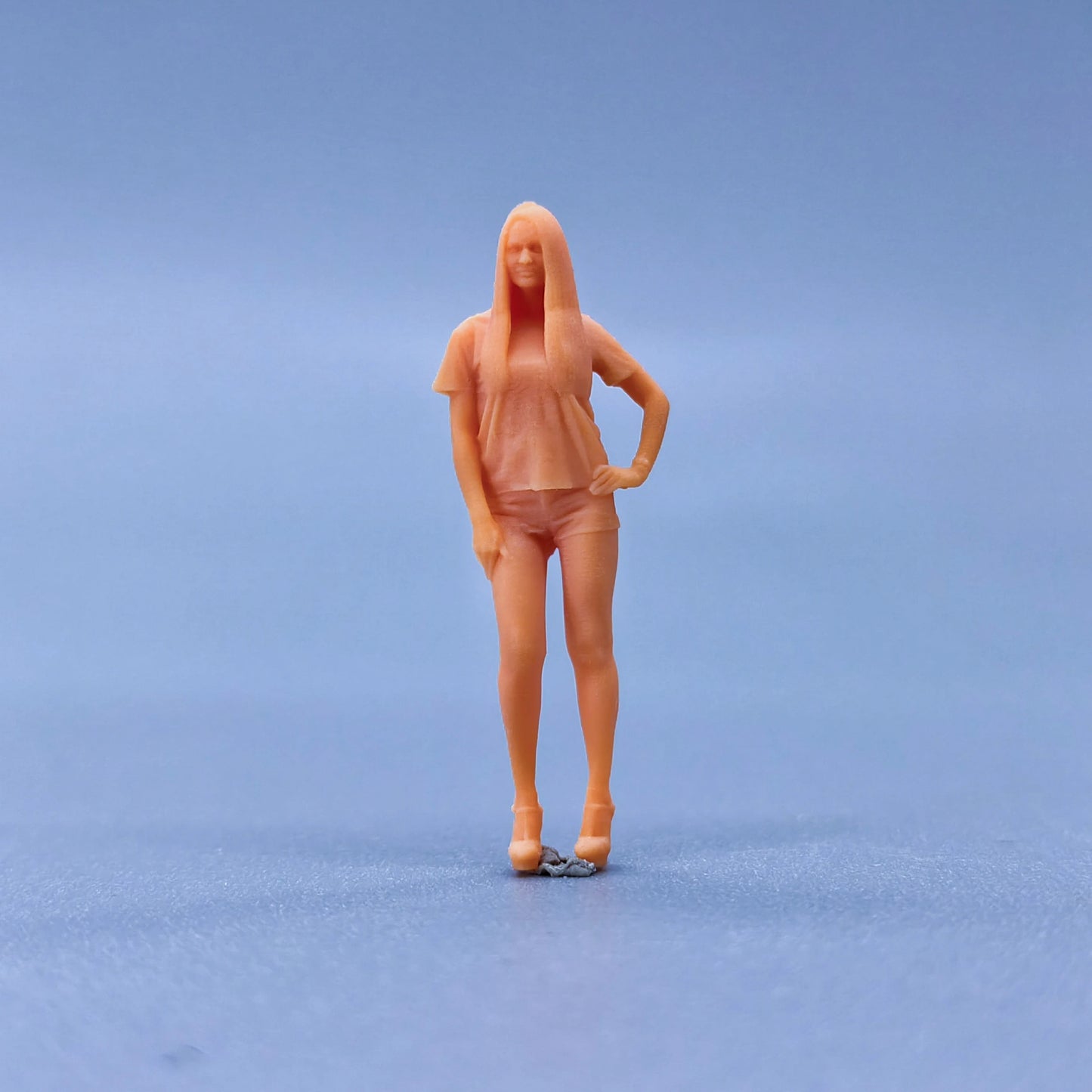 1/64 1/43 Figurines Scale Model Resin Girl Wearing Short Jeans with Long Hair Uncolored Miniatures Diorama Hand-painted L215