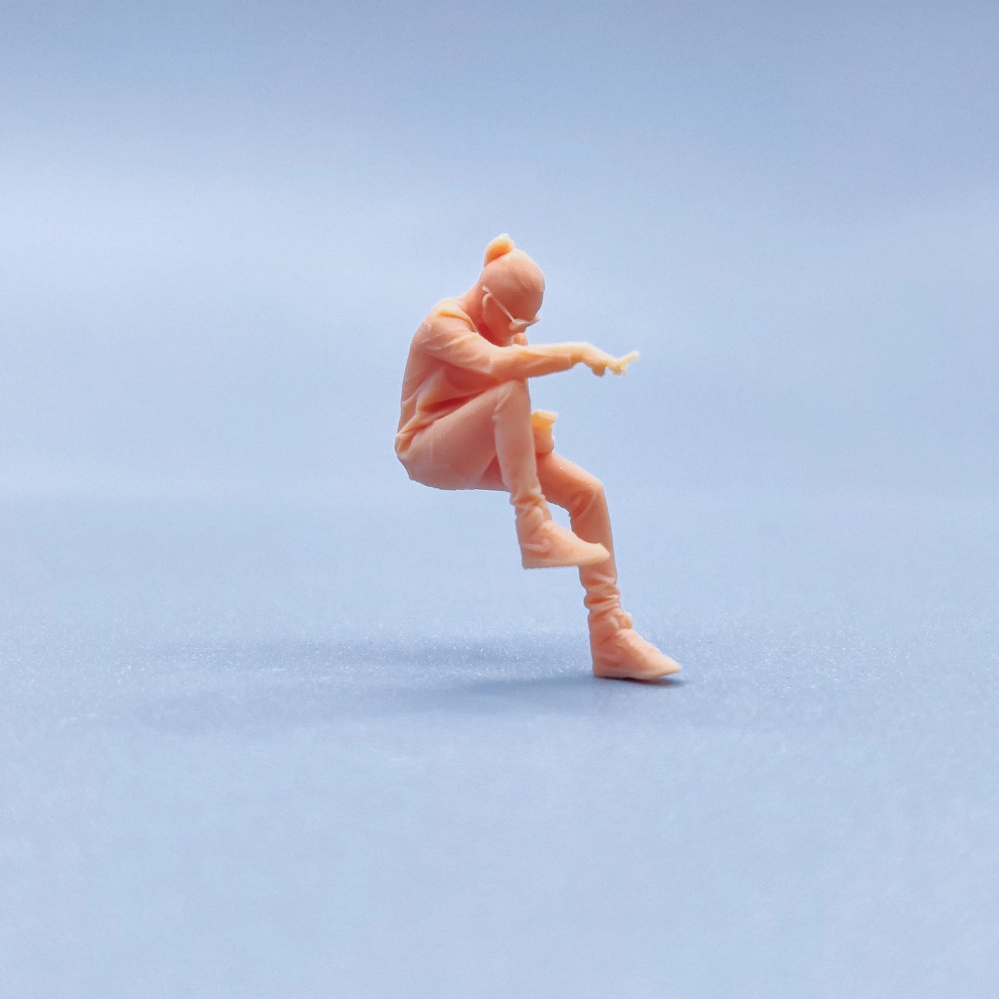 1/64 1/43 Figurines Scale Model Resin Watching Mobile Smoking Male Uncolored Miniatures Diorama Hand-painted V421