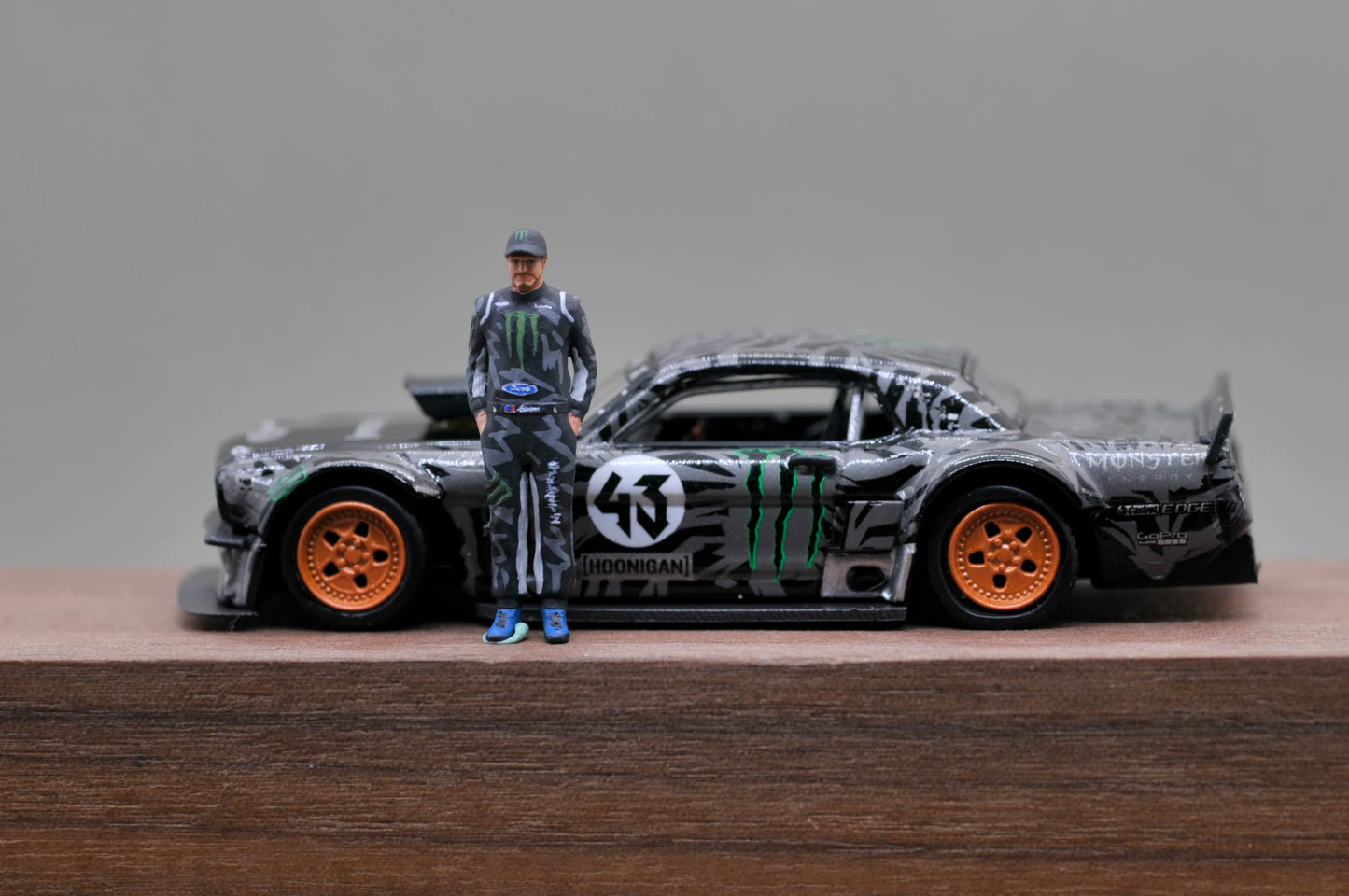 SZ Produced 1/64 diorama doll produced ken block series car model doll ornament