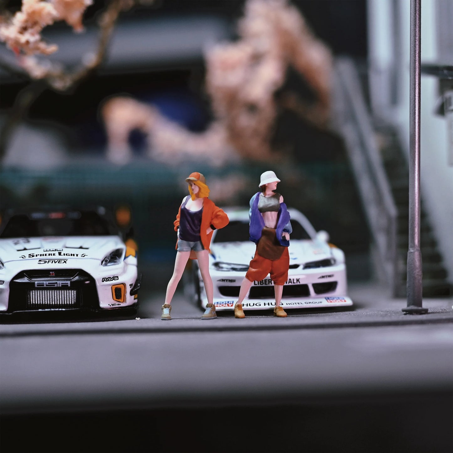 EHC Model Diorama 1/64 Scale Figurines Model Street Photography of Trendy Girl Collection Miniature Hand-painted