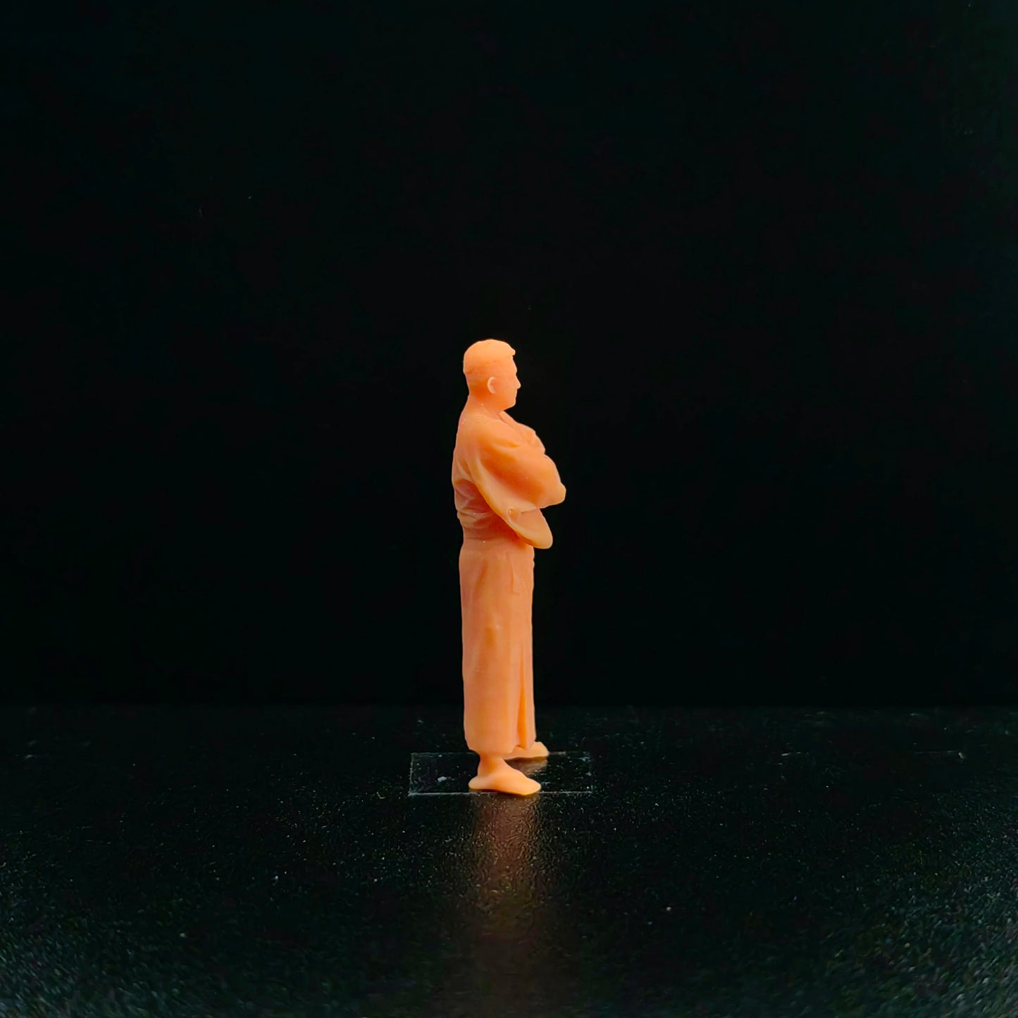1/64 1/43 Scale Model Resin Standing and Chest Hugging ManUncolored Miniature Diorama Hand-paintedT602