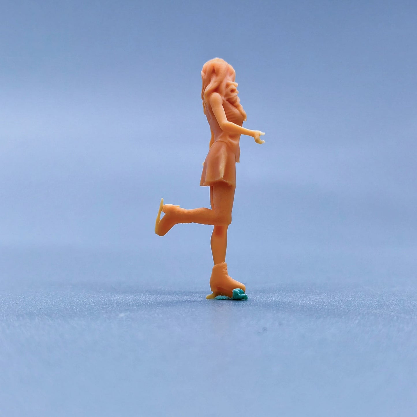 1/64 1/43 Figurines Scale Model Resin A Woman Wearing Ice Skates Uncolored Miniatures Diorama Hand-painted L226