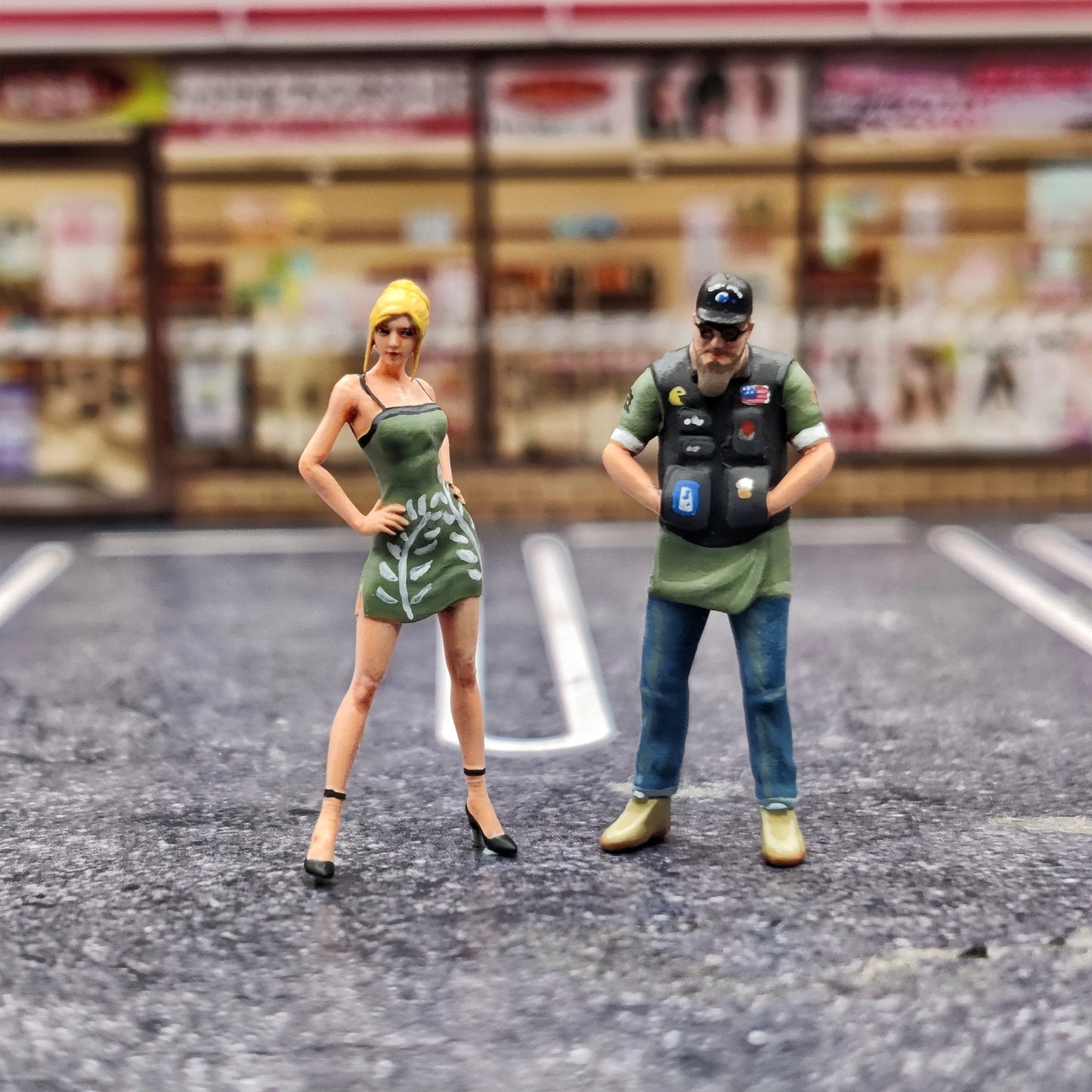 EHC Model 1/64 Bearded Male Female Model can be matched with miniature scene model