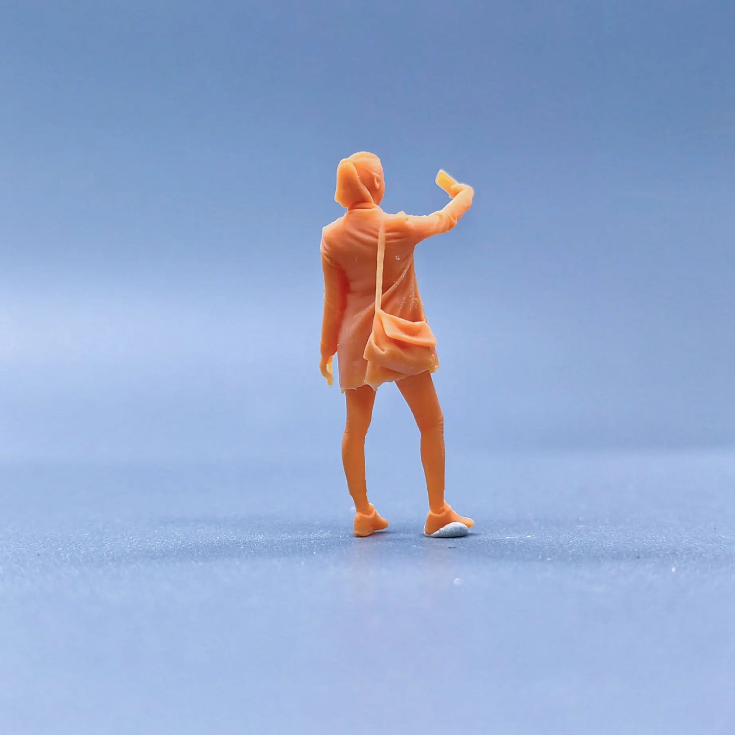 1/64 1/43 Figurines Scale Model One Handed Selfie with Satchel Headset Female Uncolored Miniatures Diorama Hand-painted S204