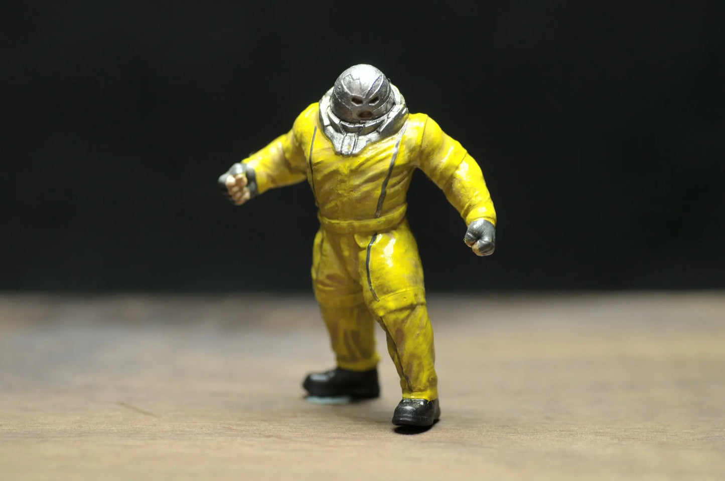 SZ Produced 1/64 diorama doll red tank series car model doll ornament