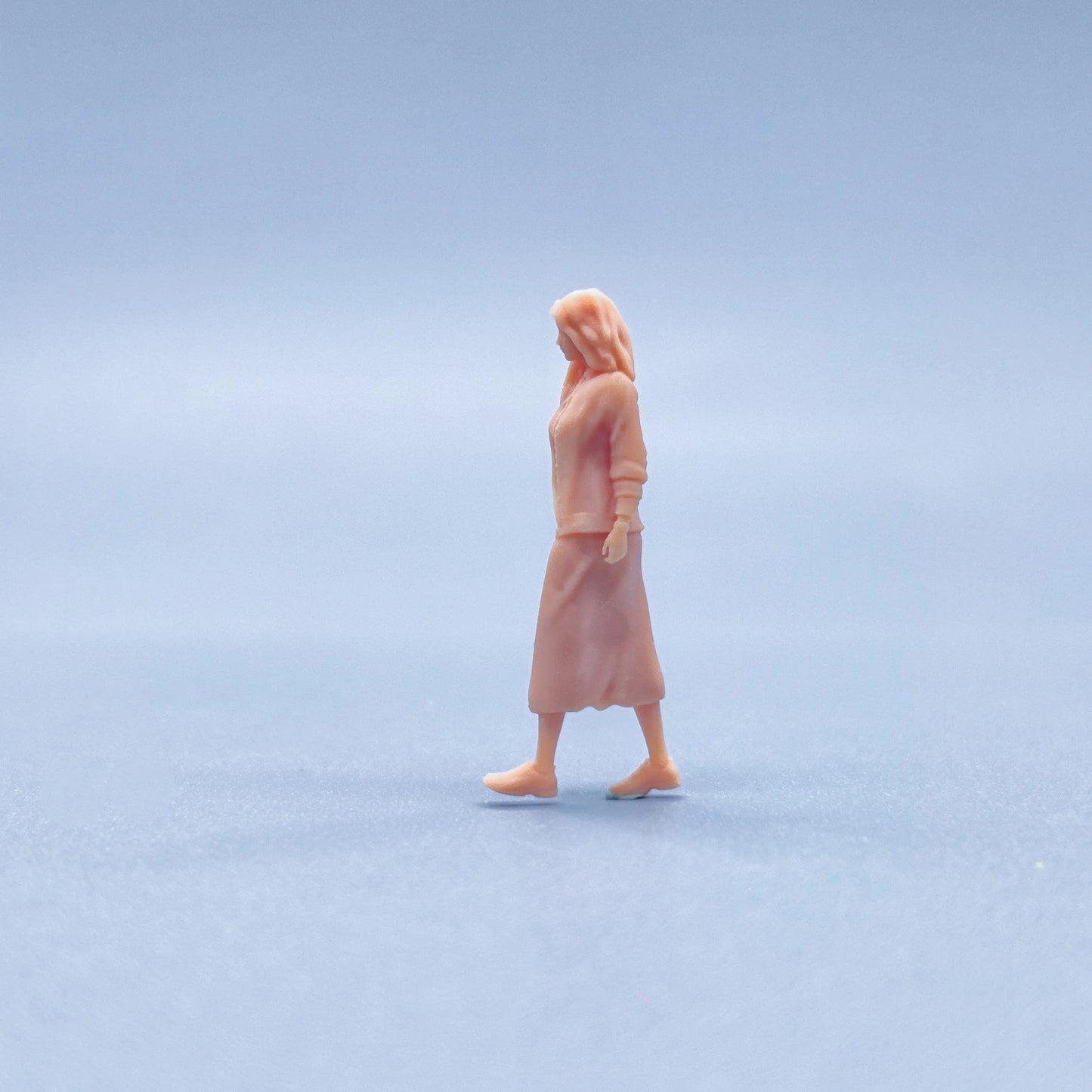 1/64 1/43 Figurines Scale Model Resin Long Skirt Shoulder Bag for Women Uncolored Miniatures Diorama Hand-painted V419