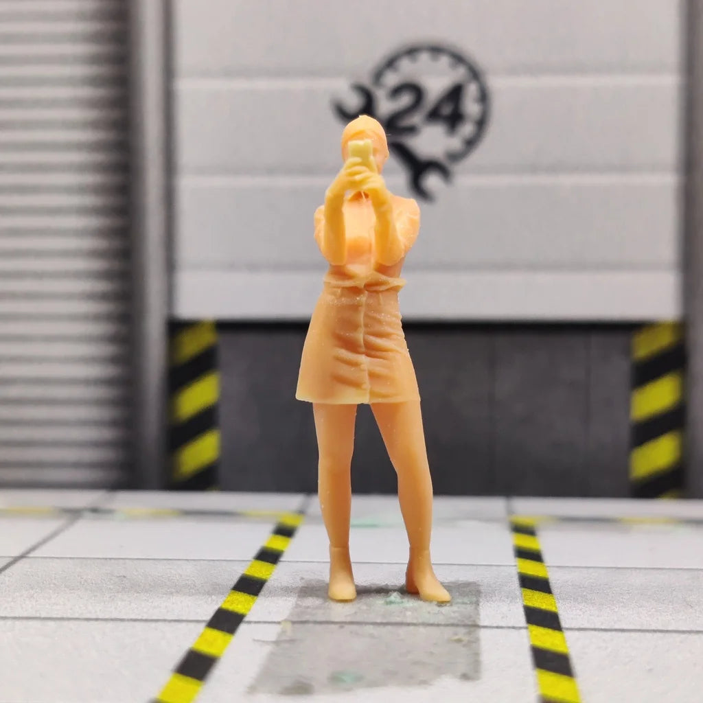 1/64 1/43 Scale Model Resin Long Hair Ponytail Selfie Girl Uncolored Miniature Diorama Hand-painted S830
